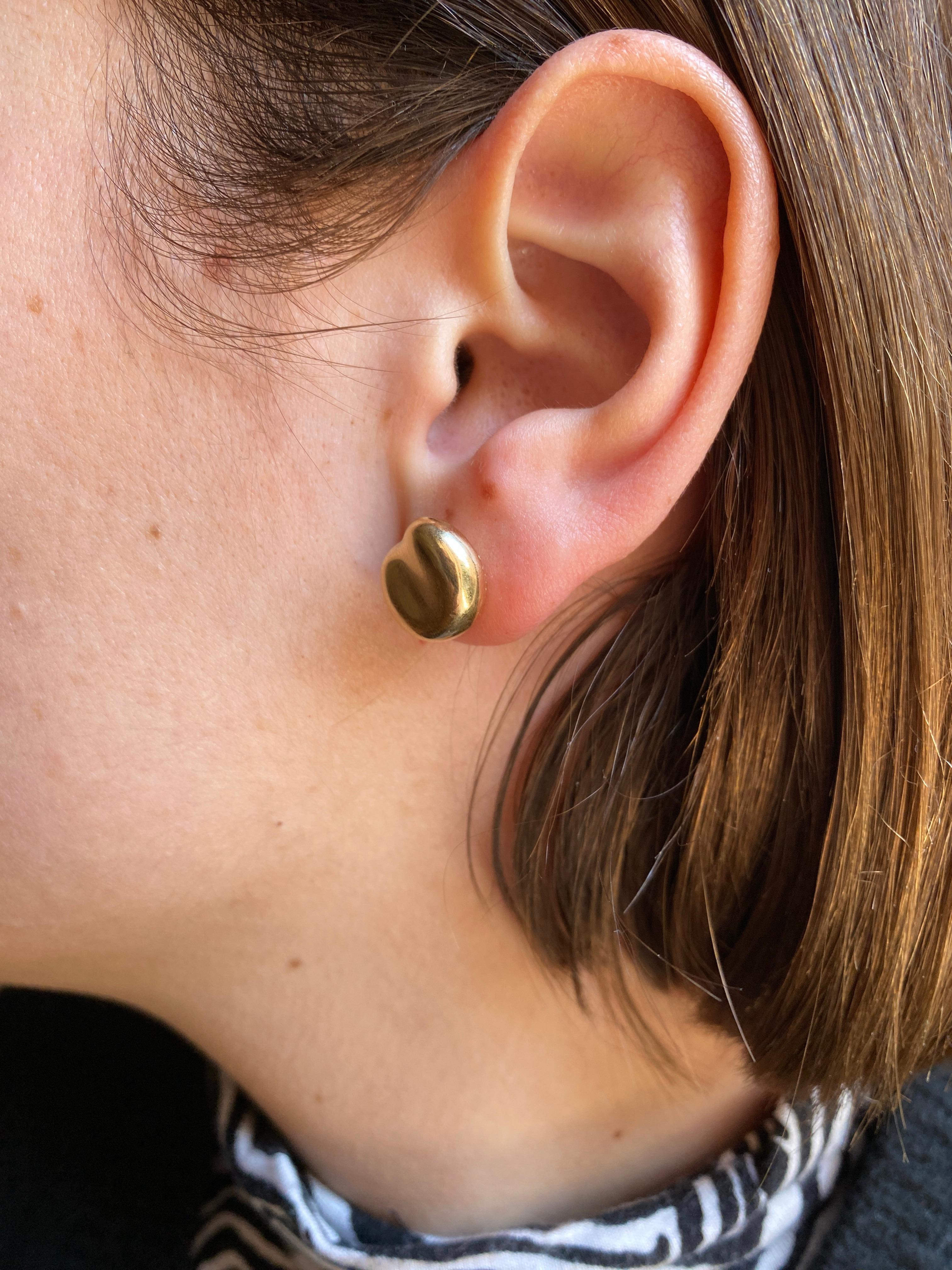 Vintage Elsa Peretti for Tiffany & Co. 18k Yellow Gold Bean Stud Earrings In Good Condition In Rome, IT