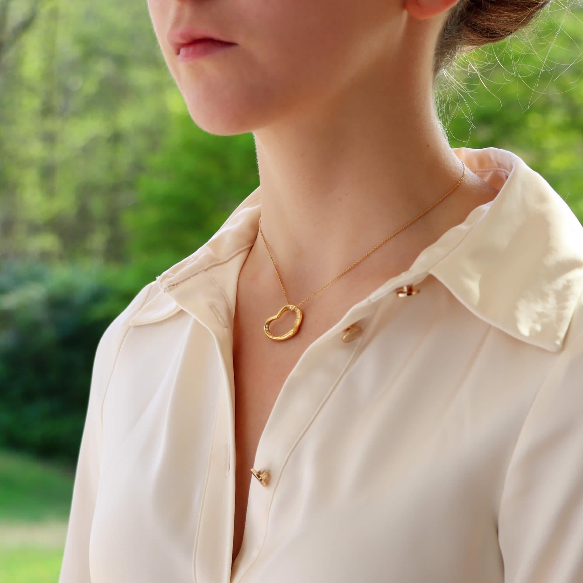 Eine schöne Vintage Elsa Peretti für Tiffany & Co. offenes Herz Diamant-Halskette in massivem 18k Gelbgold.

Der Anhänger zeigt das ikonische offene Herzdesign von Elsa Peretti und ist mit 36 einzelnen runden Diamanten im Brillantschliff besetzt.