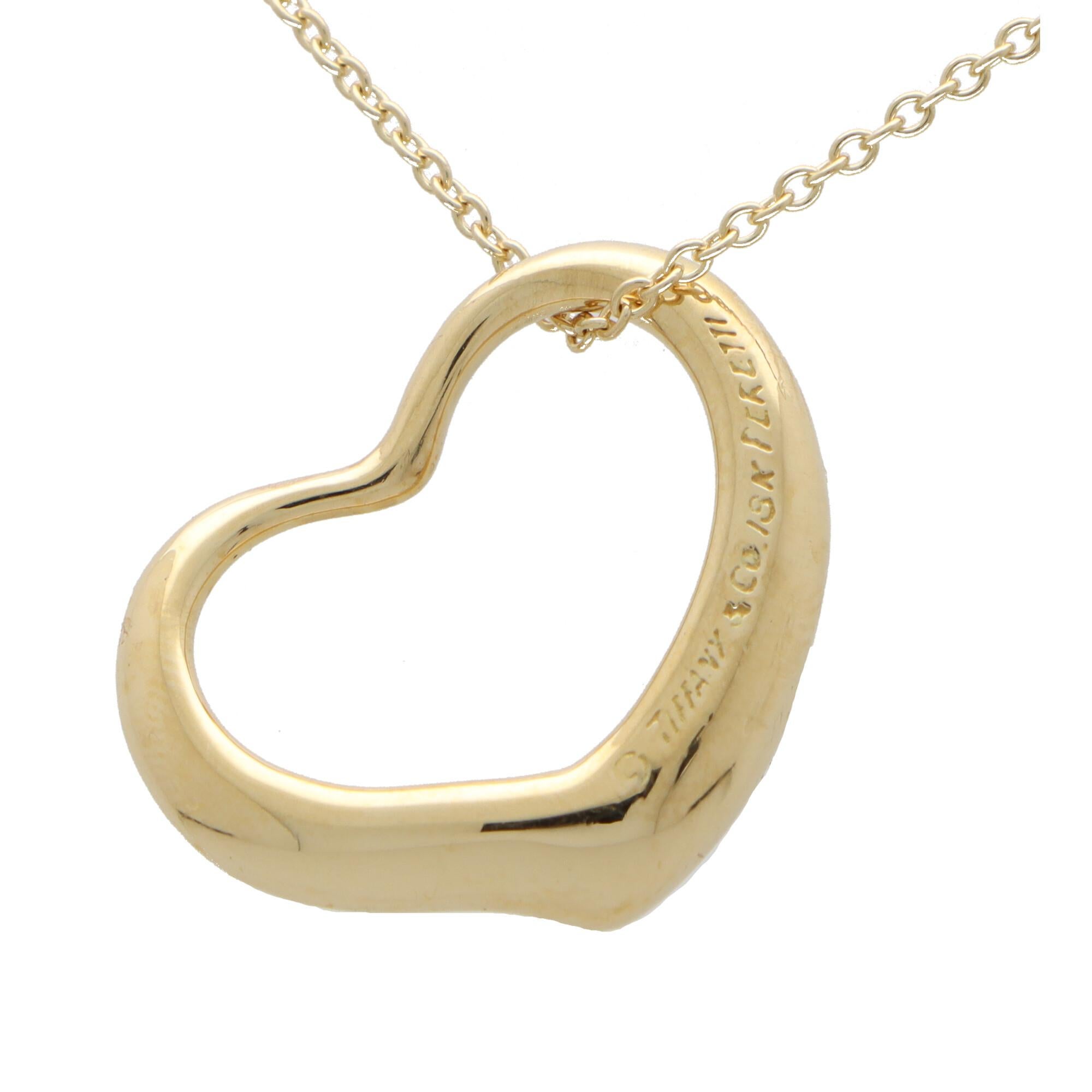 Vintage Elsa Peretti for Tiffany & Co. Open Heart Pendant Set in 18k Yellow Gold In Excellent Condition In London, GB