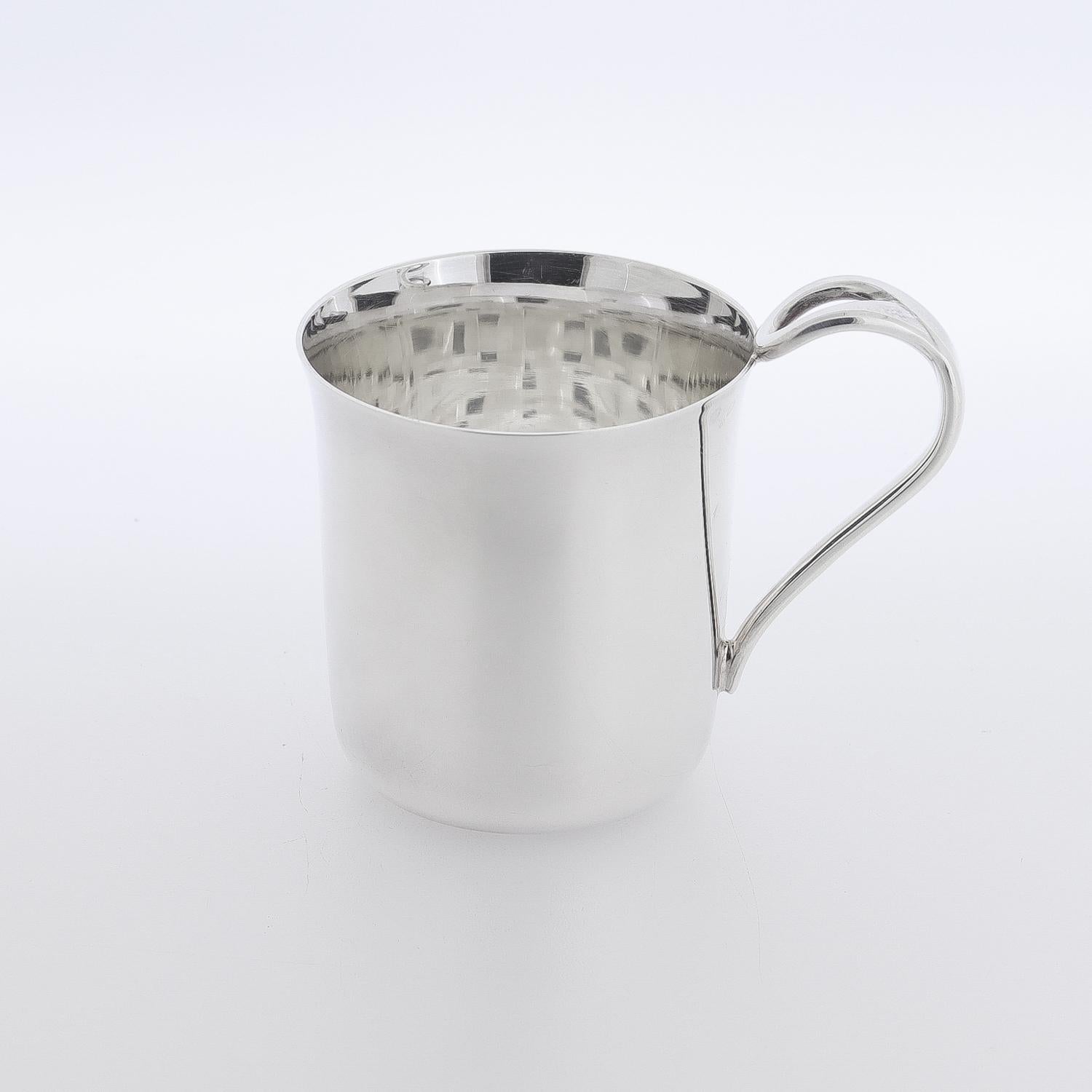 Eine schöne Vintage-Babytasse.

Von Tiffany & Co. 

Aus Sterlingsilber.

Entworfen von Elsa Peretti

Nach dem Muster von Padua.

Vollständig auf dem Sockel gestempelt.

Einfach eine wunderbare Mid-Century-Babyschale!

Datum:
20.