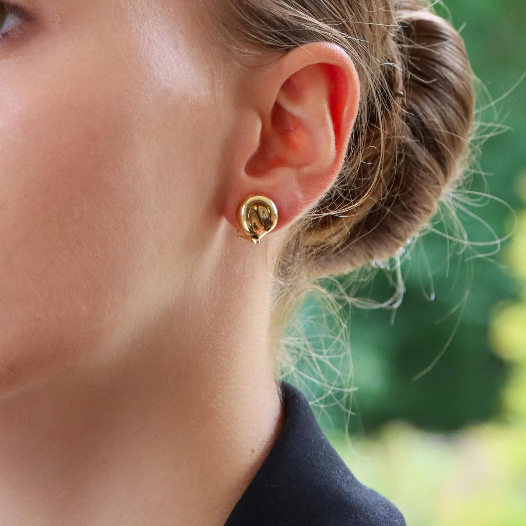 A beautiful vintage pair of Elsa Peretti for Tiffany & Co. rounded bean earrings set in 18k yellow gold.

Each earring is composed in the iconic Elsa Peretti round bean motif. The beans are polished gold which look fantastic once on the ear. Both