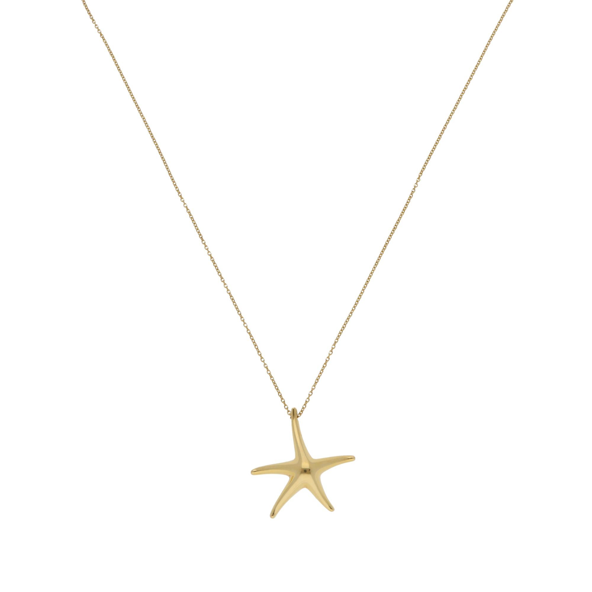 Un bellissimo esemplare vintage di Elsa Peretti for Tiffany & Co. Collana con ciondolo a forma di stella marina in oro giallo 18 carati.

Il ciondolo dell'attuale collezione Elsa Peretti raffigura il motivo di una stella marina in oro giallo lucido.