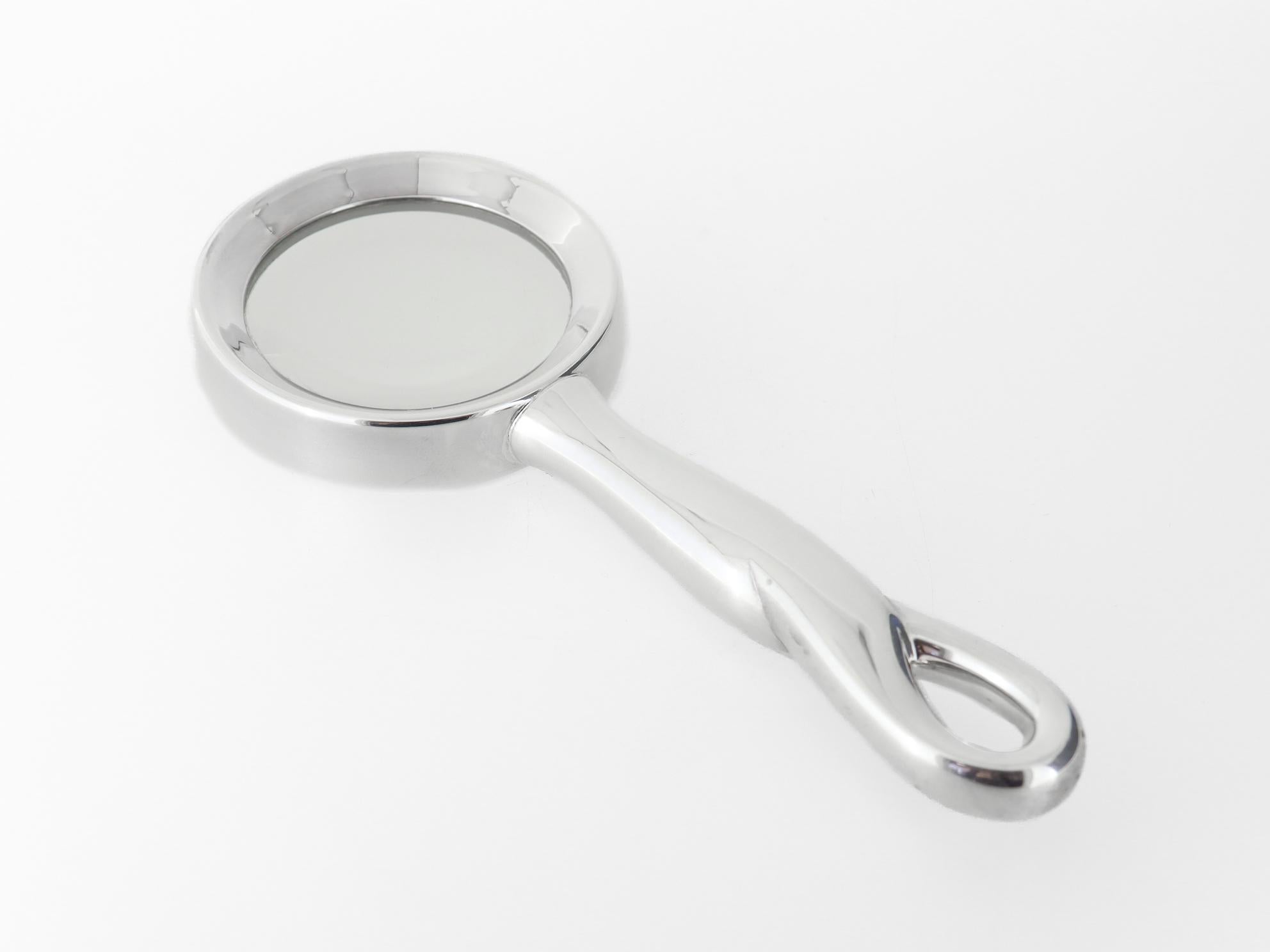 Une loupe en argent fin.

En argent sterling.

Conçu par Elsa Peretti pour Tiffany & Co.

Dans le modèle de Padoue.

Marqué d'un côté de la poignée pour Tiffany & Co. / © Elsa Peretti / 925 / Italie et sur le bord de la loupe pour 925.

Livré avec