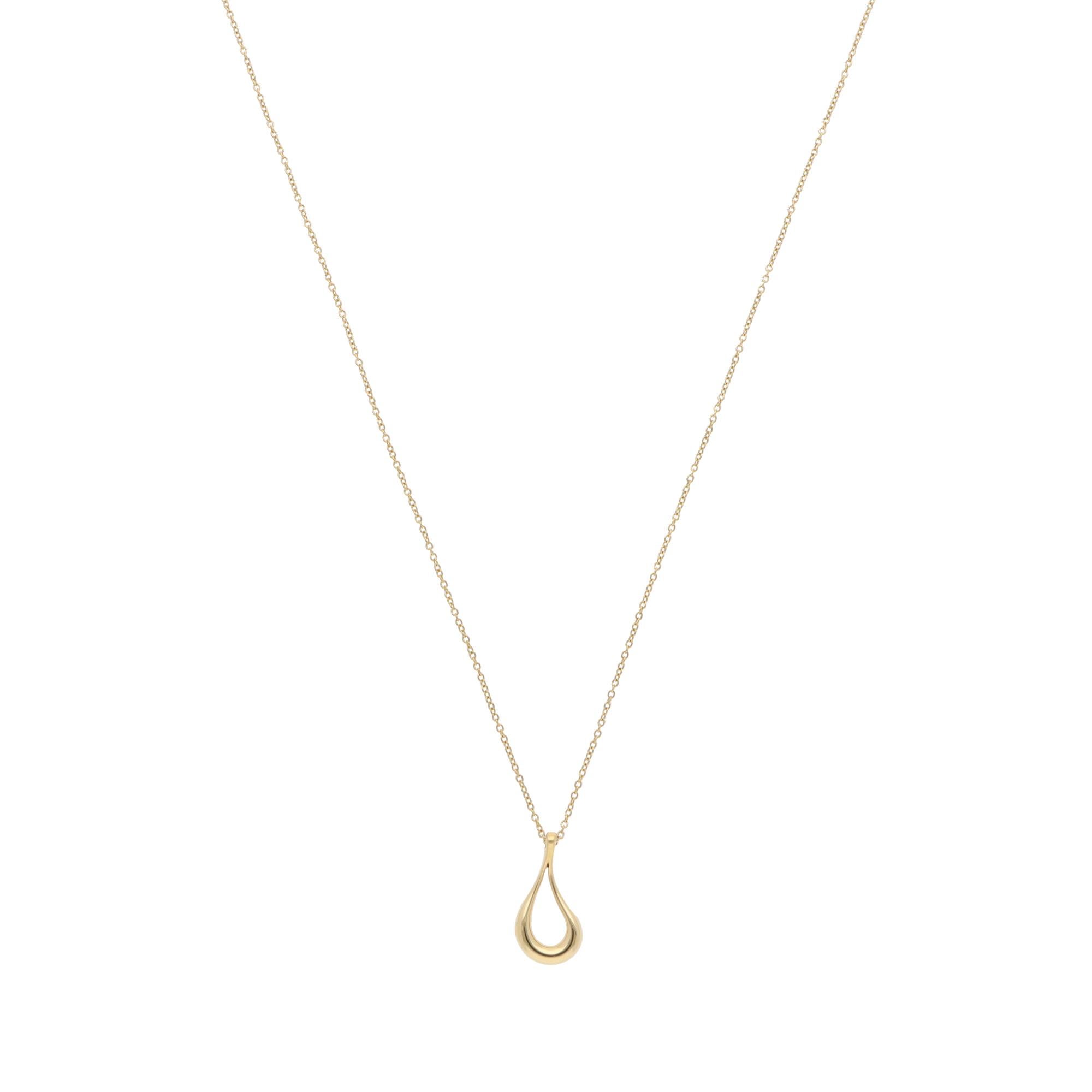 A beautiful vintage Elsa Peretti for Tiffany & Co. 'Teardrop' pendant necklace set in 18k yellow gold.

The necklace is solely set with the iconic Elsa Peretti teardrop motif which hangs freely from a 16-inch Tiffany gold chain. The chain is secured