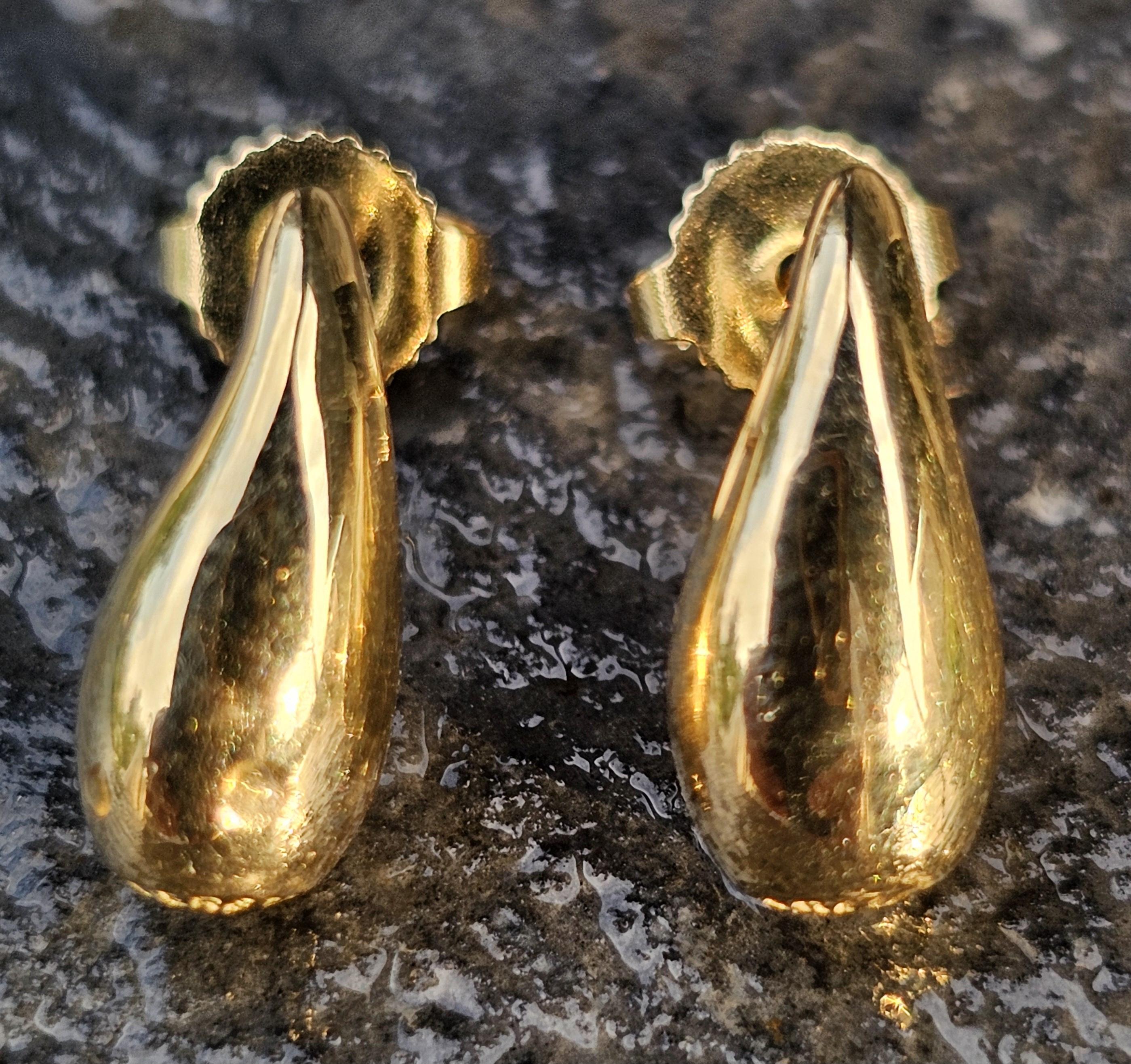Diese alten Tiffany & Co. Die Ohrringe von Elsa Peretti haben ein schlankes, tropfenförmiges Design aus 18 Karat Gelbgold. Die glatte, polierte Oberfläche reflektiert das Licht auf wunderbare Weise und sorgt für einen eindrucksvollen optischen
