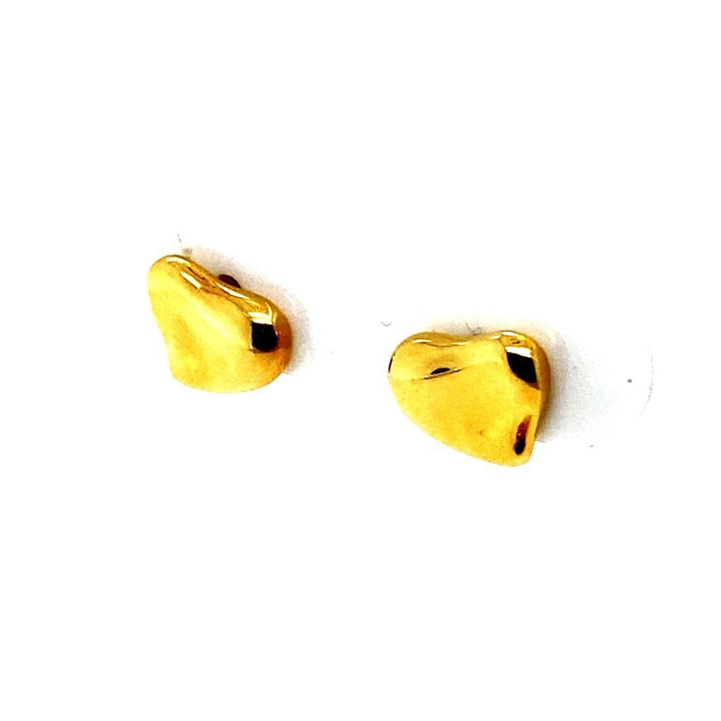Une paire de boucles d'oreilles Elsa Peretti Tiffany 'Full Heart' en or jaune 18 carats.

Chaque boucle d'oreille reprend le motif du cœur plein reconnaissable d'Elsa Peretti. Les cœurs sont finis en or jaune poli uni, ce qui leur confère une allure