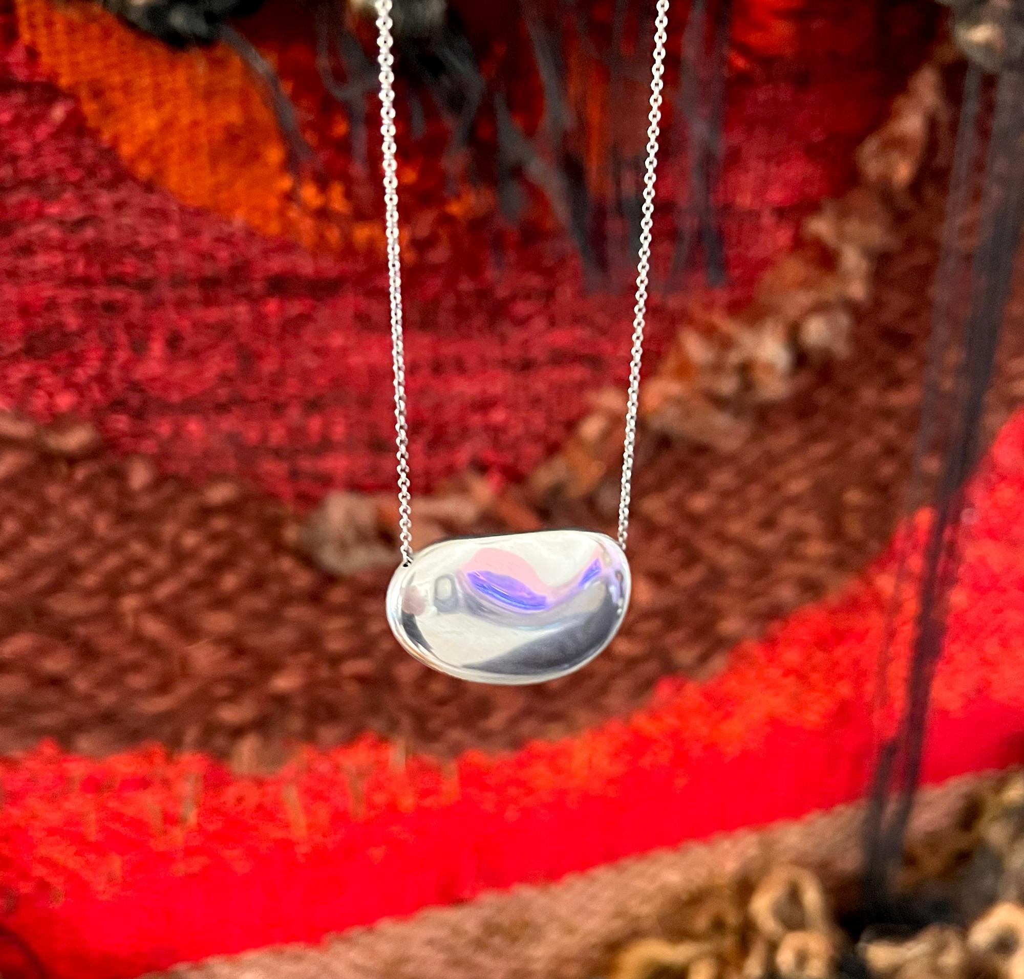 Vintage Elsa Peretti Tiffany Spain Large Sterling Silver Bean Necklace 1970s In Good Condition In Palm Springs, CA