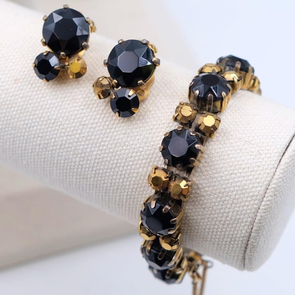 Period: 1950
Hallmark: Schiaparelli
Condition: excellent
Dimensions: bracelet L 7 Inches, earrings 1 Inch
Materials: base metal, crystals
Free worldwide shipping.