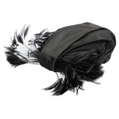 Elsa Schiaparelli - Chapeau en satin noir sculpté avec plumes, vintage