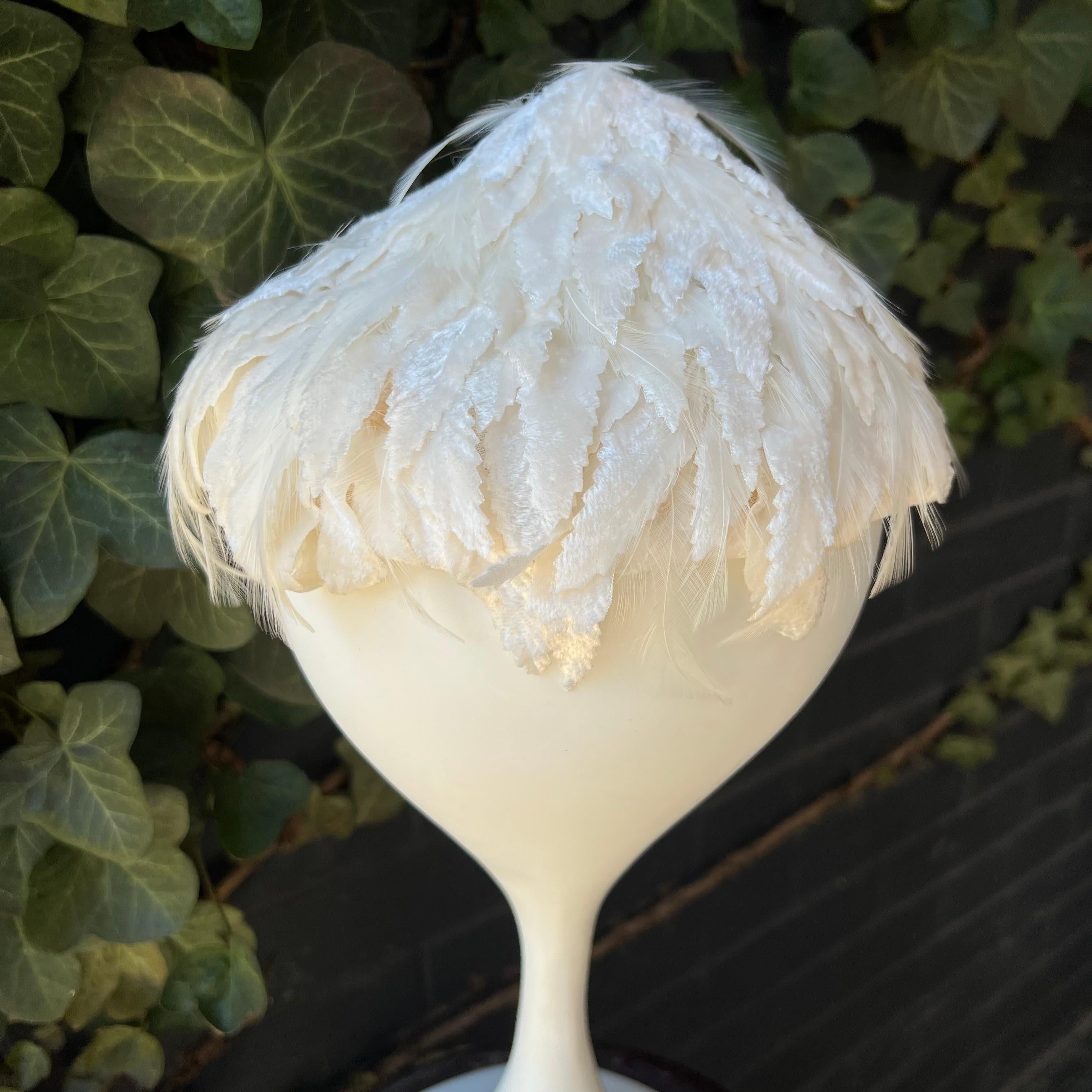 Fabuloso Sombrero Esculpido Elsa Schiaparelli Vintage de los años 50, de terciopelo crema y plumas. Forma única y elegante con el estilo innovador y surrealista de Schiaparelli. En capas con Hojas de Terciopelo de color crema claro, alternadas con