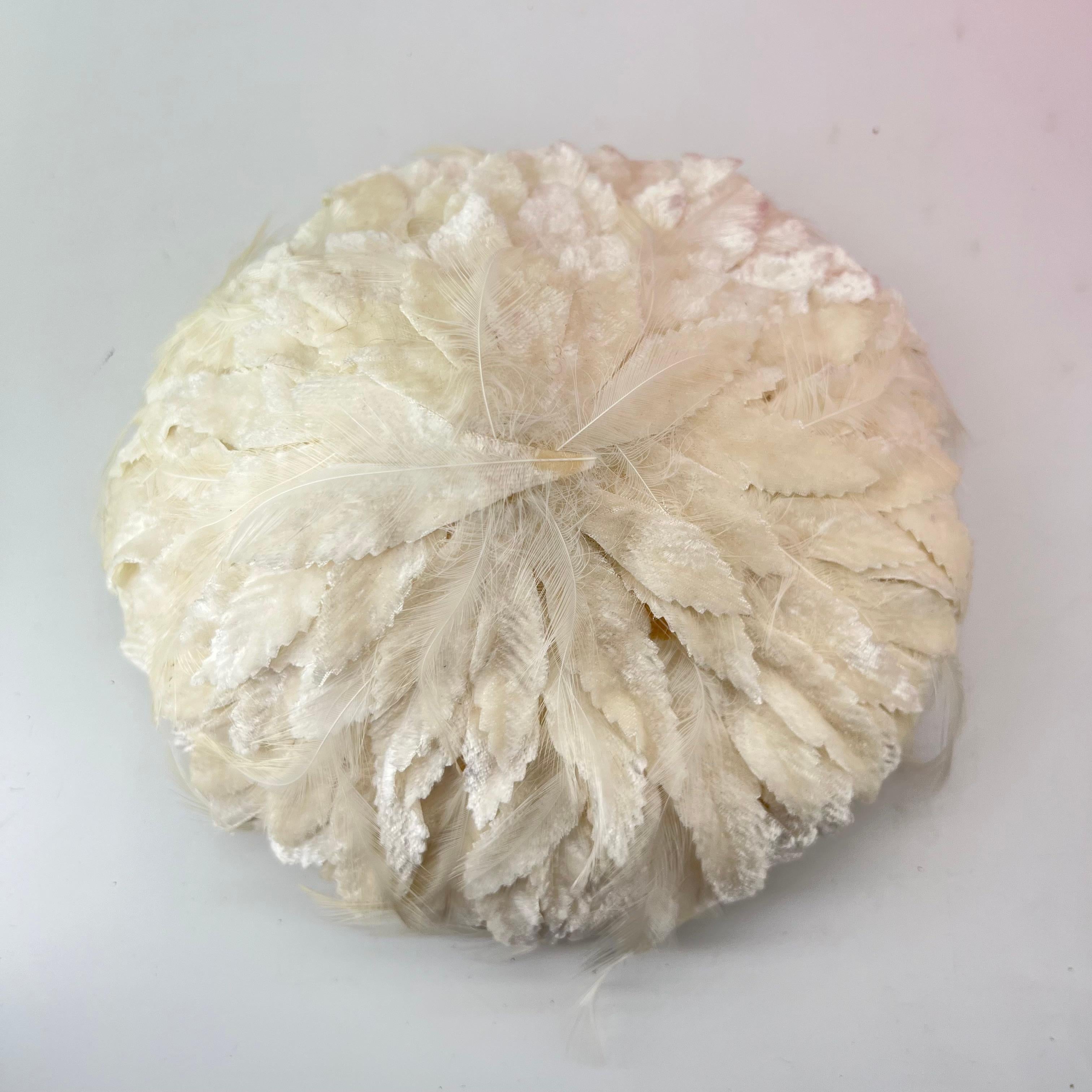 Vintage Elsa Schiaparelli Sombrero de terciopelo esculpido con plumas y caja Rojo en venta