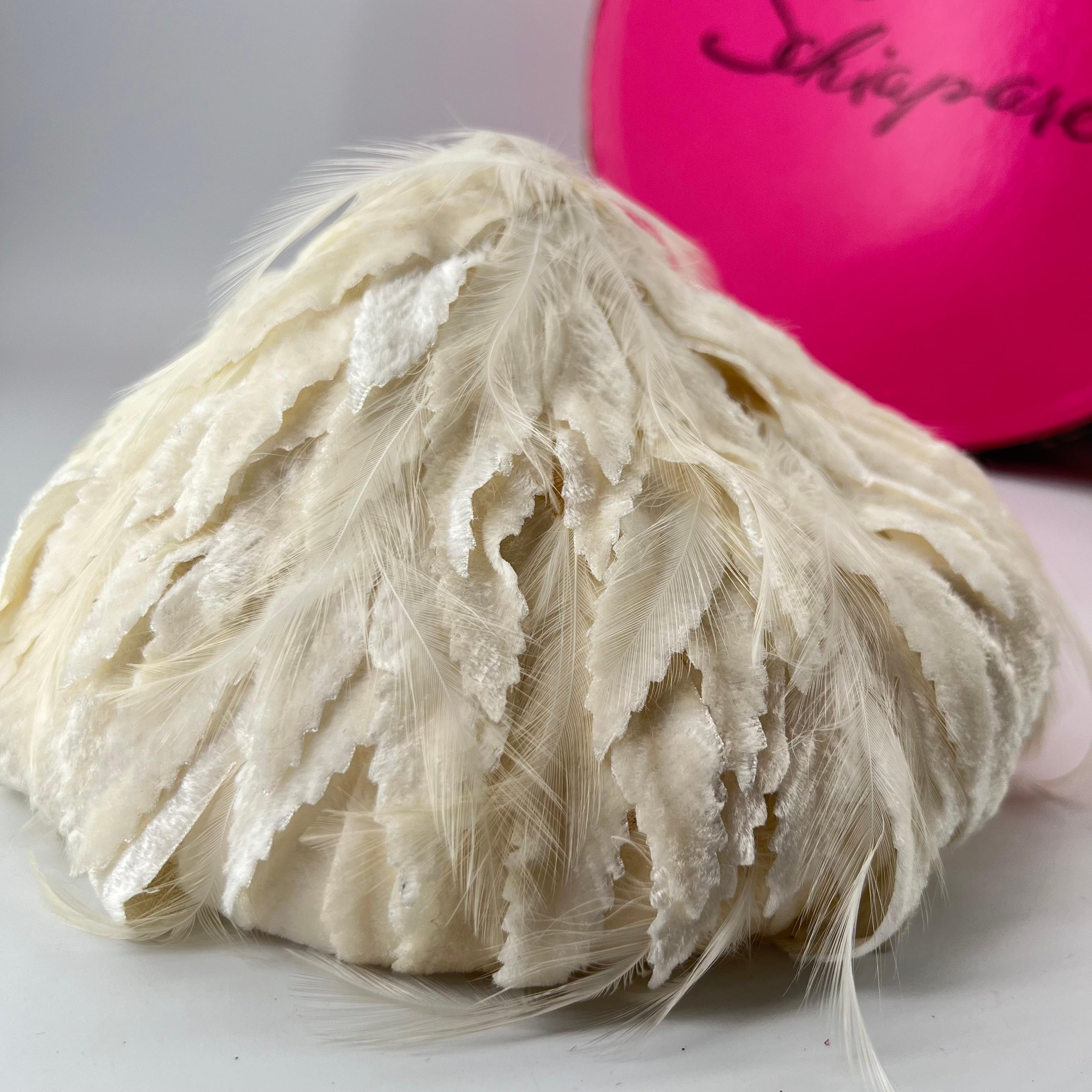 Vintage Elsa Schiaparelli Sombrero de terciopelo esculpido con plumas y caja en Bastante bueno estado para la venta en Hyattsville, MD