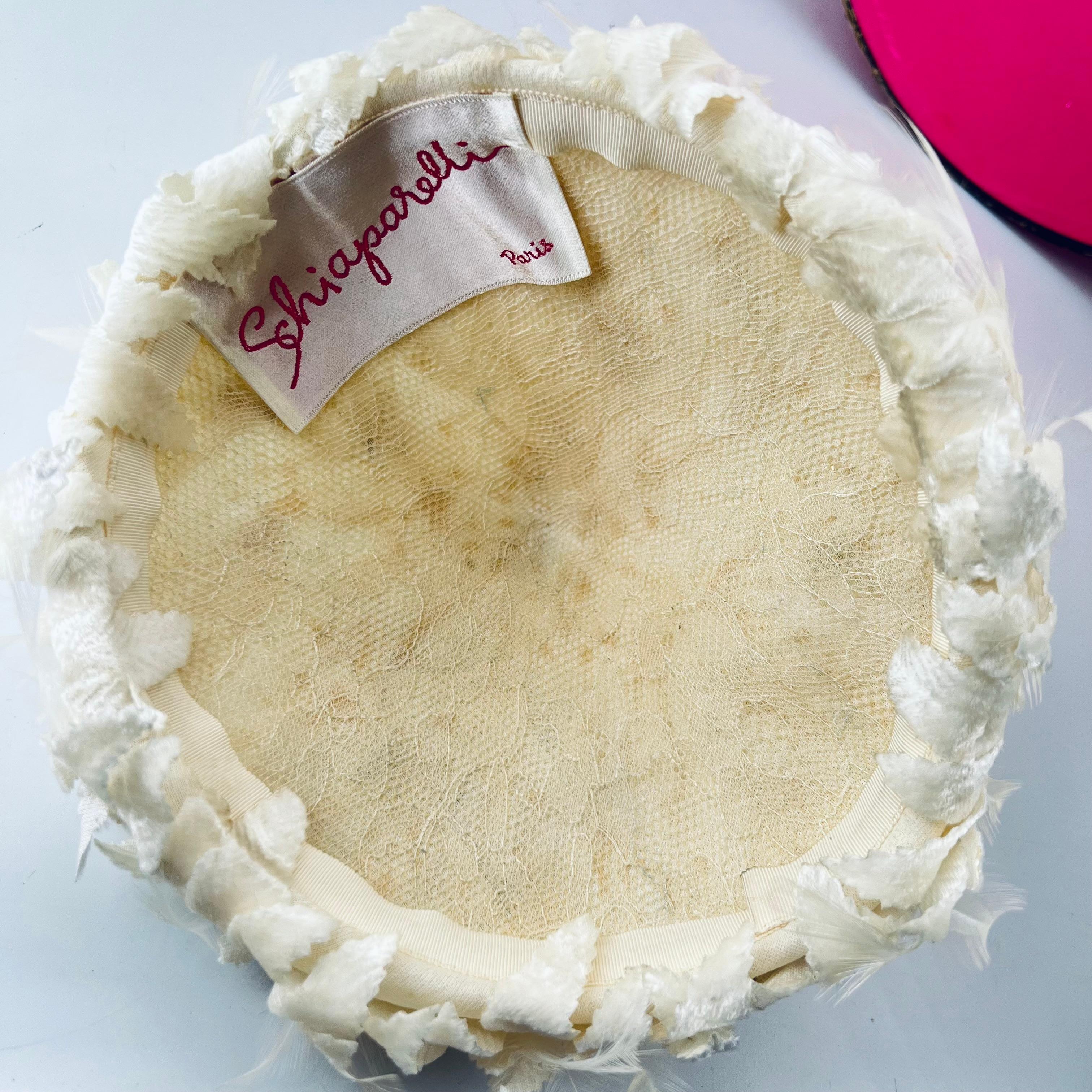 De las mujeres Vintage Elsa Schiaparelli Sombrero de terciopelo esculpido con plumas y caja en venta