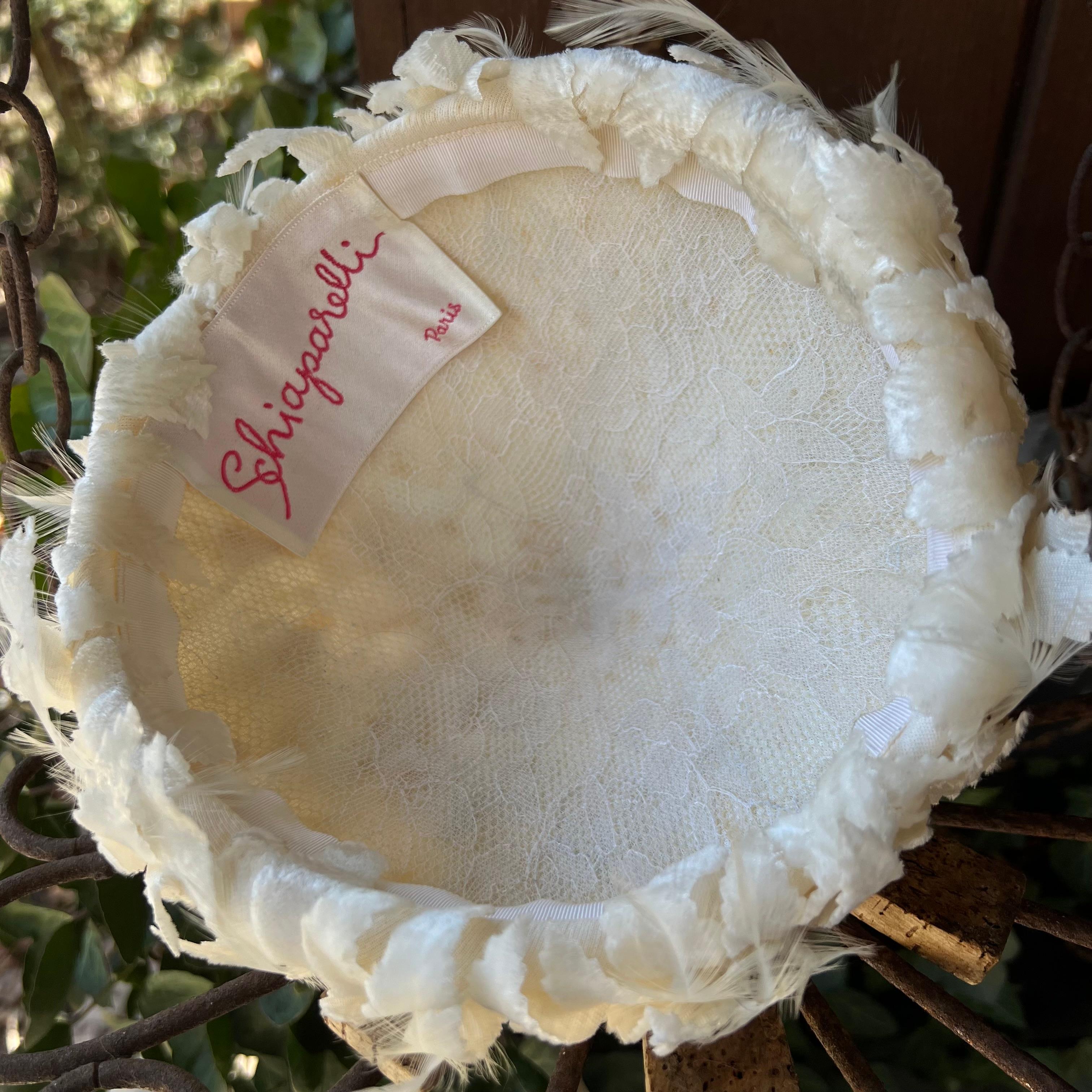 Vintage Elsa Schiaparelli Sombrero de terciopelo esculpido con plumas y caja en venta 2