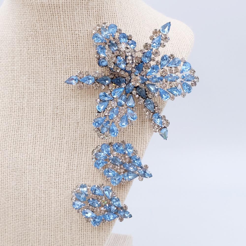 Period: 1950s
Hallmark: -
Condition: perfect
Dimensions: brooch H 3.7 Inch, earrings 1.3 Inch
Materials: base metal, rhinestones
Free worldwide shipping. Free 5-day return.
