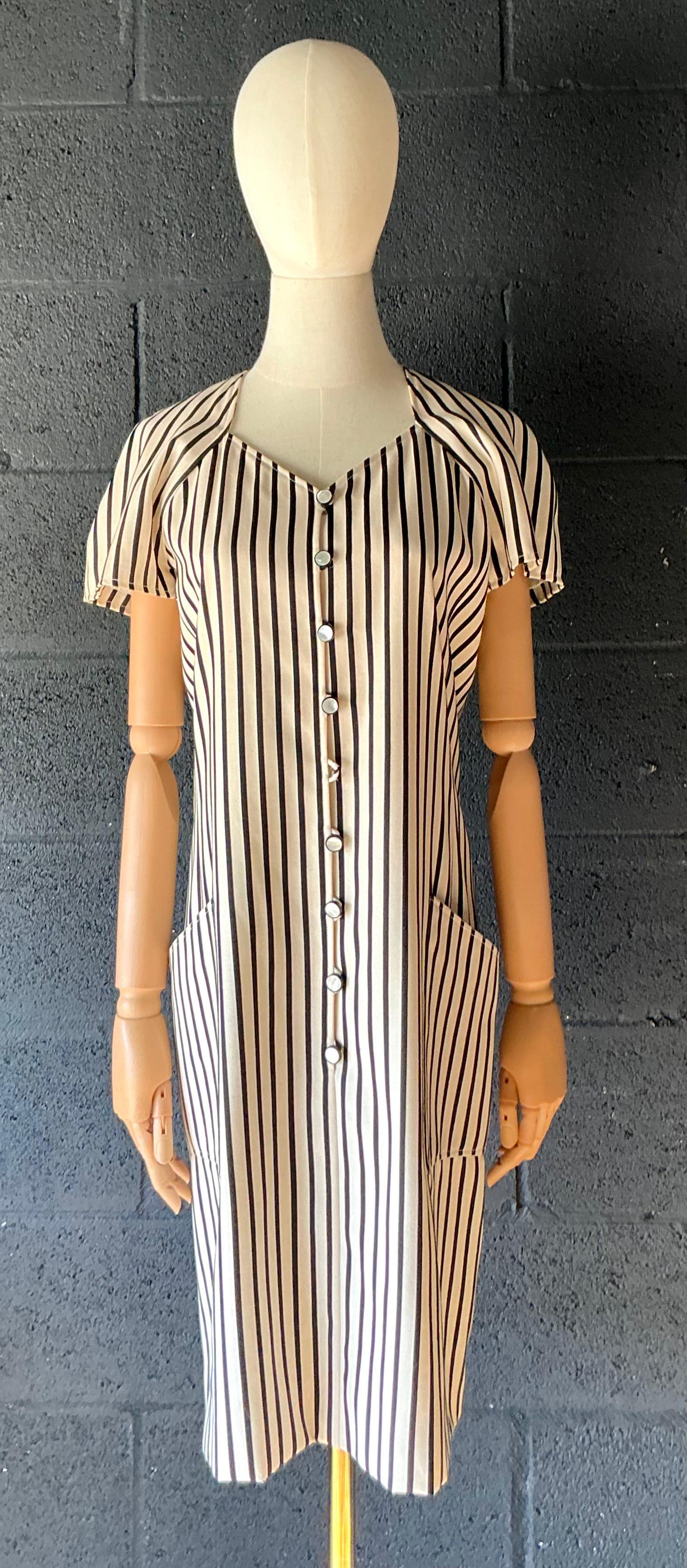 Vintage Emanuel Ungaro Schwarz-Weiß gestreiftes Kleid (Grau) im Angebot