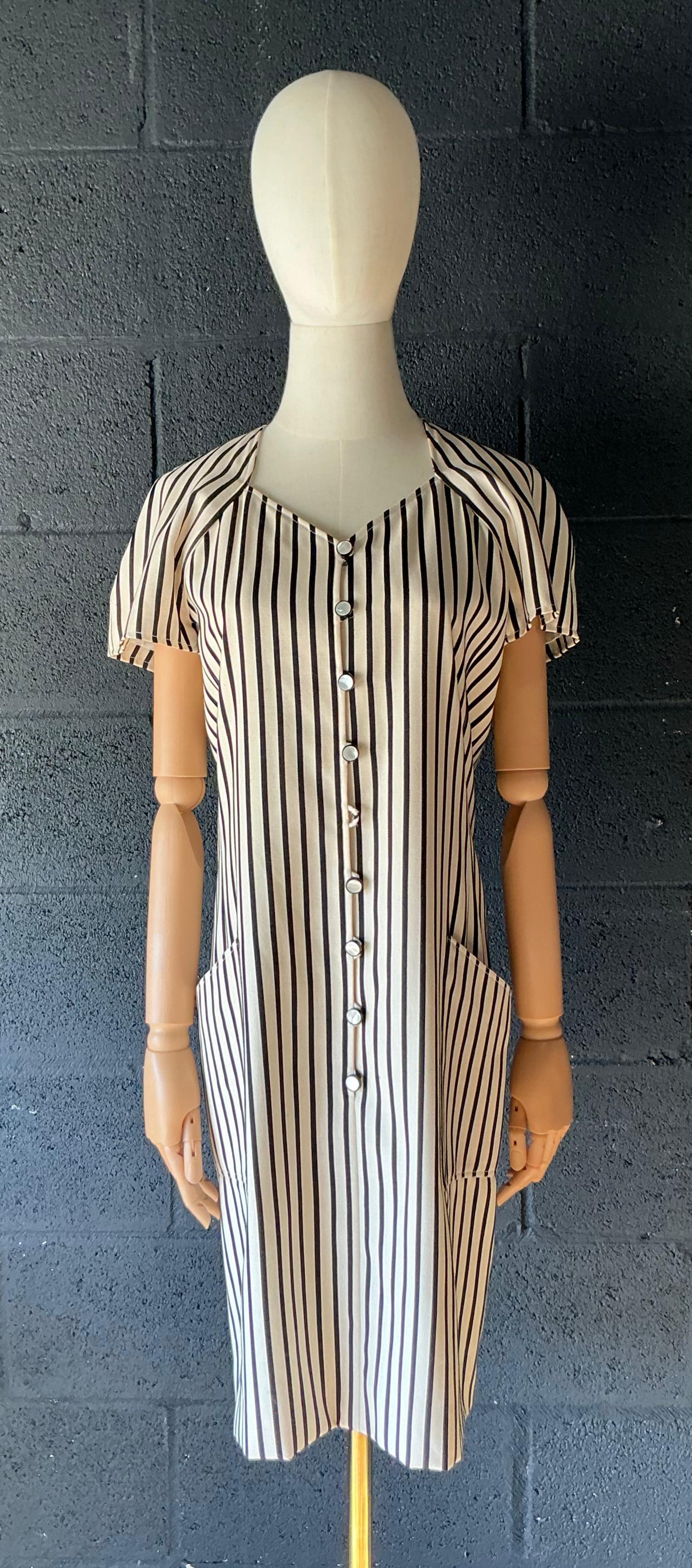 Vintage Emanuel Ungaro Schwarz-Weiß gestreiftes Kleid im Angebot 2