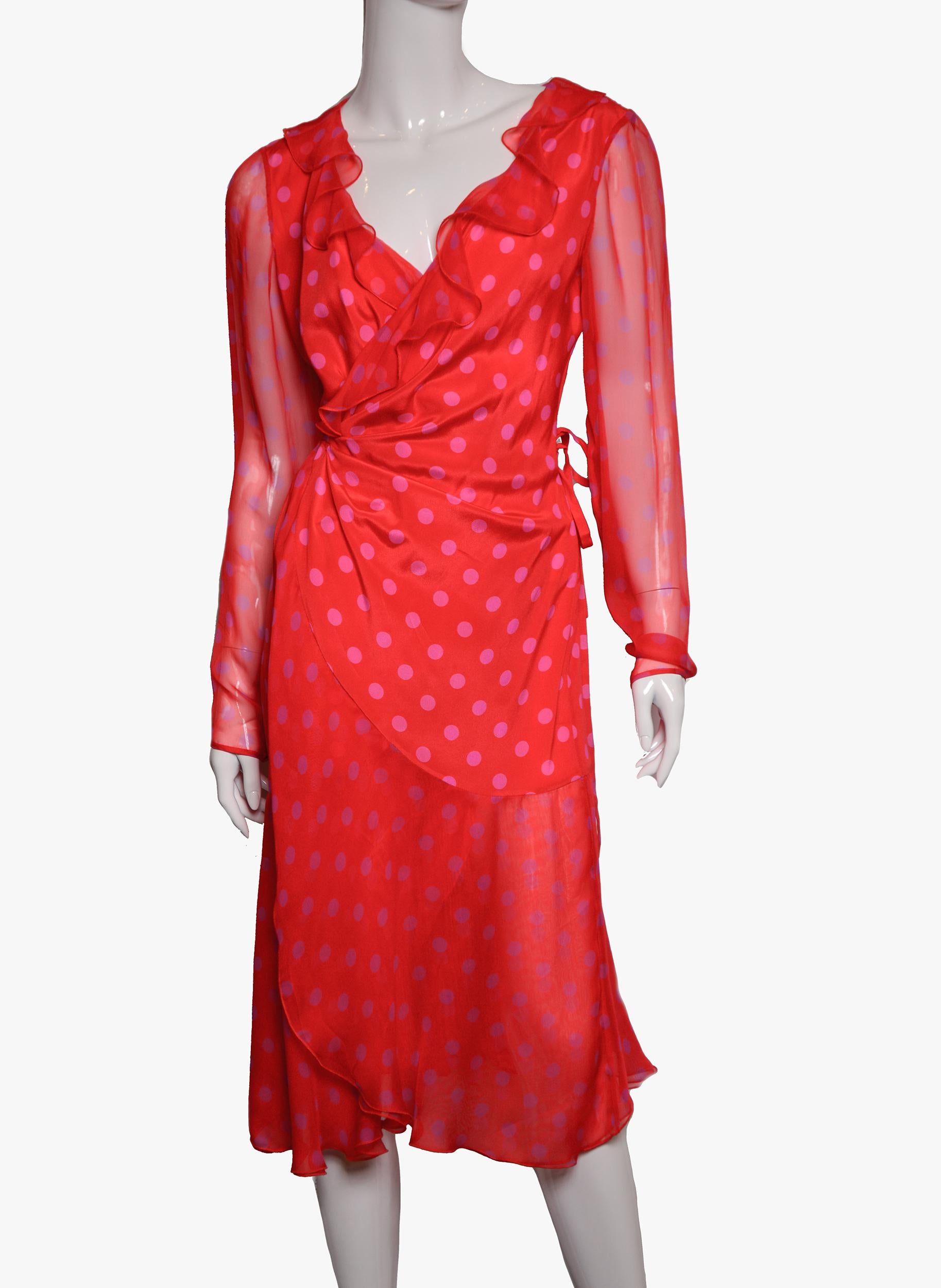 Vintage Emanuel Ungaro dress made from light, flowing silk.
Fastens with a wrap.
Color – red with a carrot tint.
Composition: 100% silk
Size: S/36
Measurements:
Sleeve length: 62 cm / 24”
Length: 108 cm / 42.5”
Condition: very good.