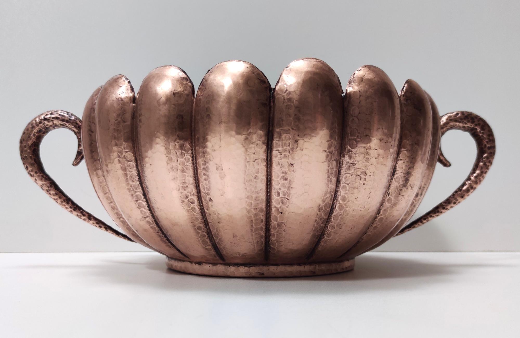 Vintage Embossed Copper Centerpiece or Bowl by Egidio Casagrande, Italy In Excellent Condition For Sale In Bresso, Lombardy