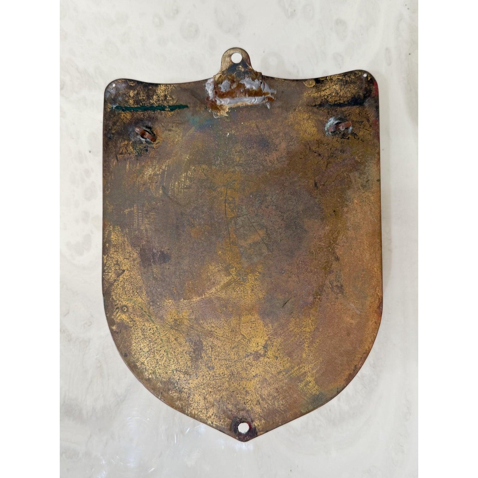 Auffällige Wandtasche aus Kupfer mit dem erhabenen Profil eines klassischen Kriegers in aufwändiger Rüstung und gefiedertem Helm. Das schildförmige Stück mit seiner natürlich gealterten Patina hat auf der Rückseite einen offenen Hohlraum und eignet