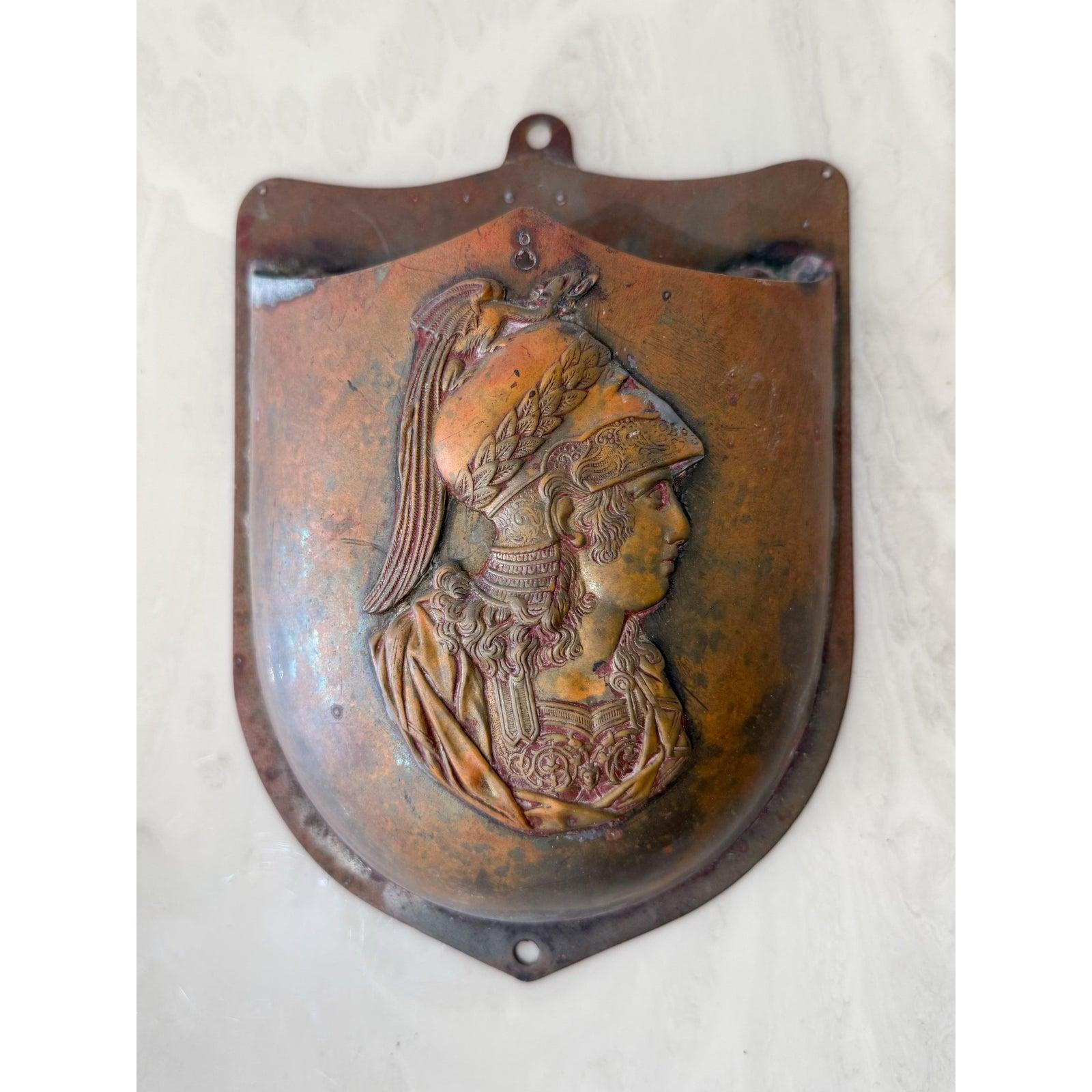 Vintage geprägte Kupfer Gladiator Wandtasche (amerikanisch) im Angebot