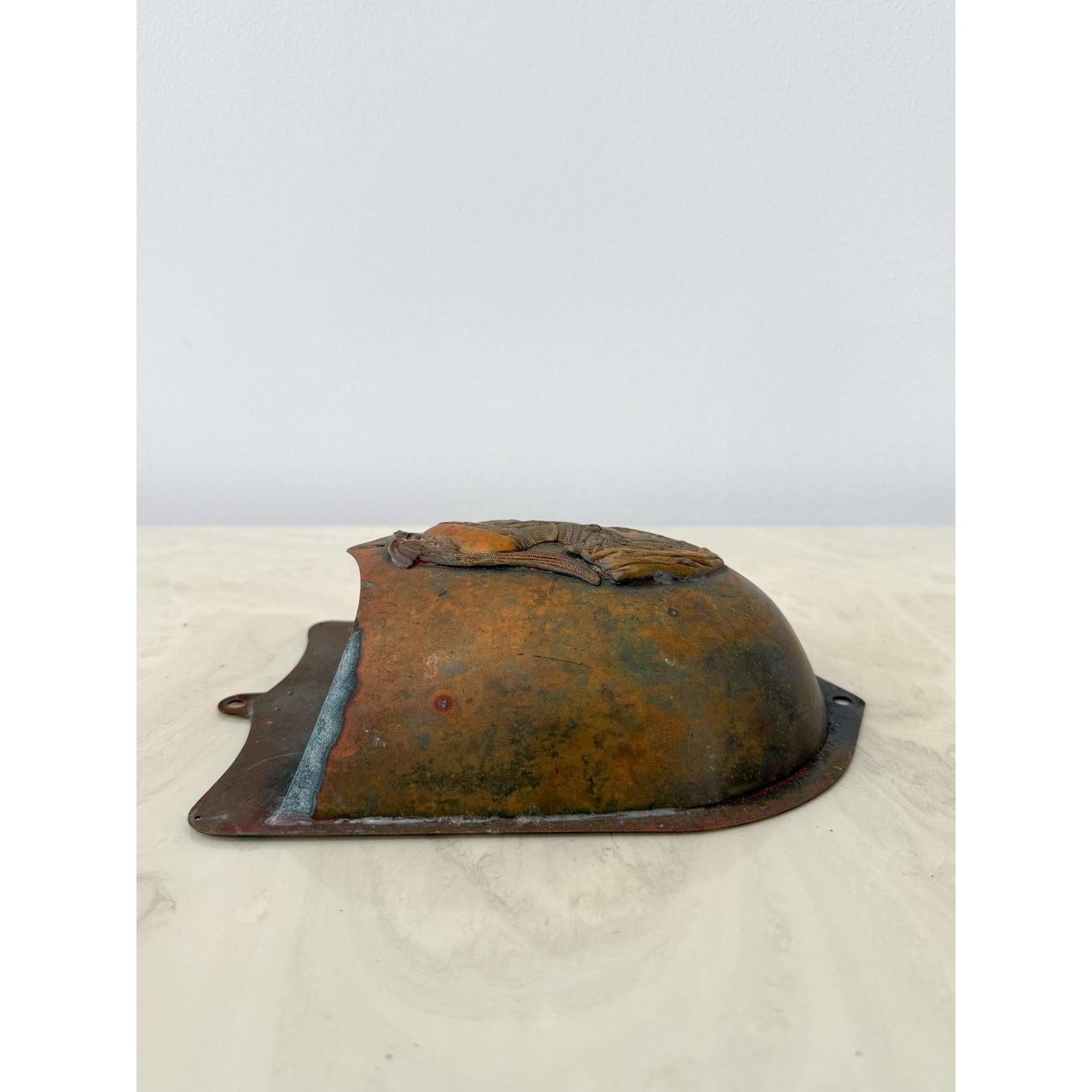 Vintage geprägte Kupfer Gladiator Wandtasche im Angebot 1