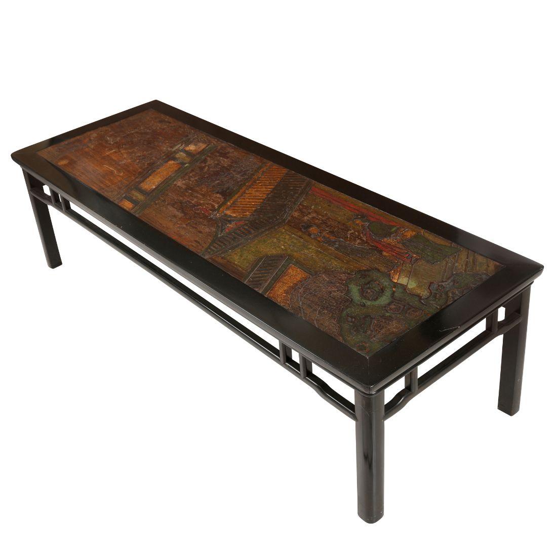 Cette table basse vintage en cuir gaufré et laqué noir présente une combinaison étonnante d'artisanat complexe et de style sophistiqué. Le plateau de la table est orné d'un magnifique cuir gaufré, créant un motif texturé et artistique, tandis que la