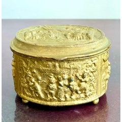 Caja de baratijas vintage de metal repujado con escena festiva de pueblo