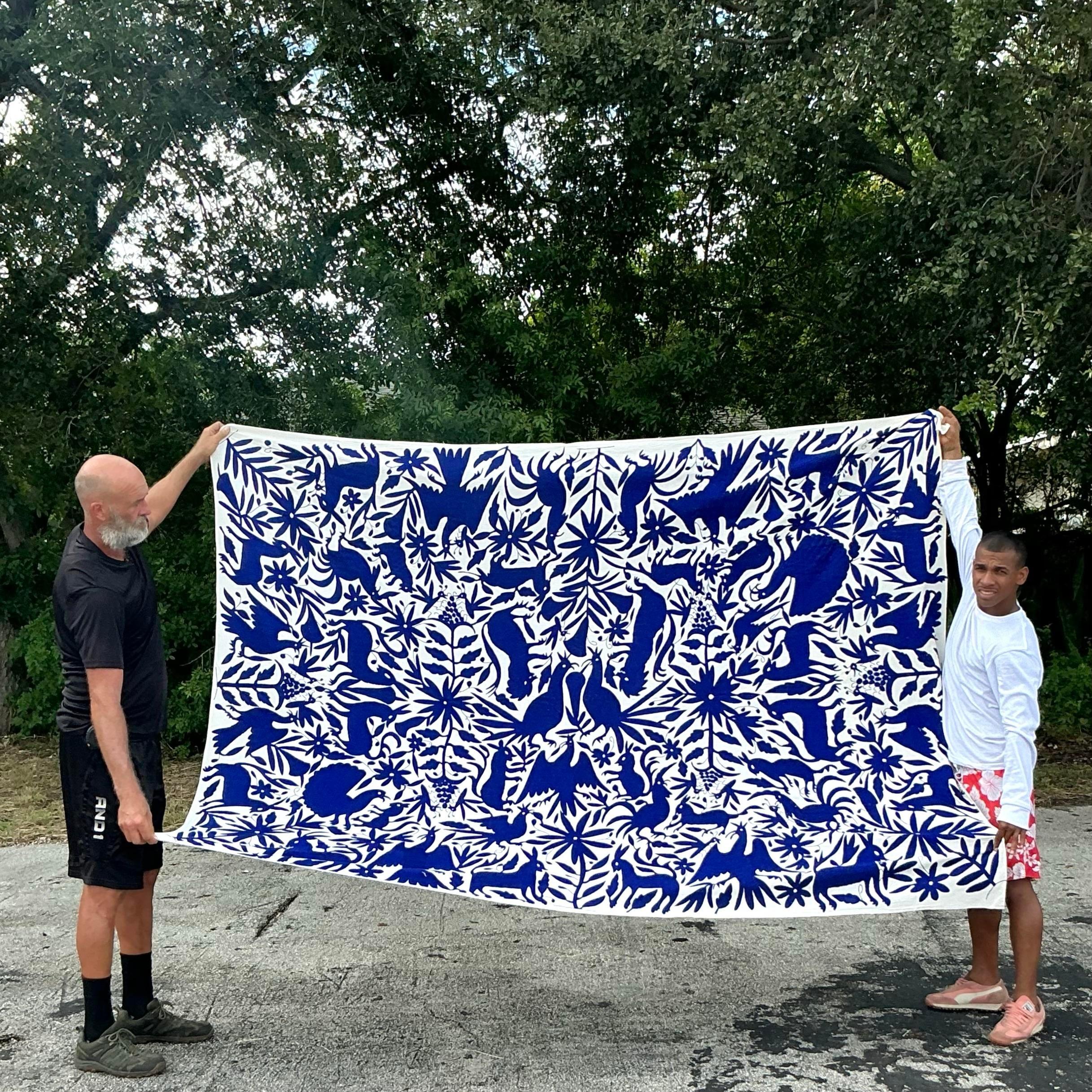 Tovaglia vintage ricamata astratta Animalia - Questa tovaglia ricamata è una straordinaria fusione di arte e fantasia e presenta intricati disegni di animali astratti in colori vivaci. Realizzato a mano con dettagli minuziosi, dona un tocco giocoso
