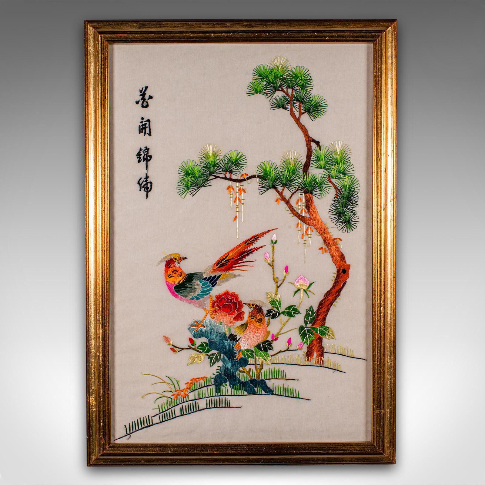 
Se trata de un panel bordado vintage de pájaros. Bordado coreano de seda y algodón de un colorido faisán, del periodo Art Déco, hacia 1930.

Encantador colorido para esta llamativa pieza Art Decó
Presenta una deseable pátina envejecida y en buen