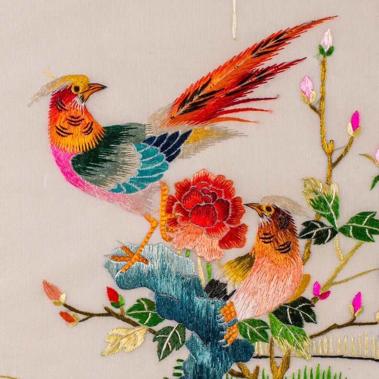 Panneau de soie brodée, oiseaux dans un arbre en