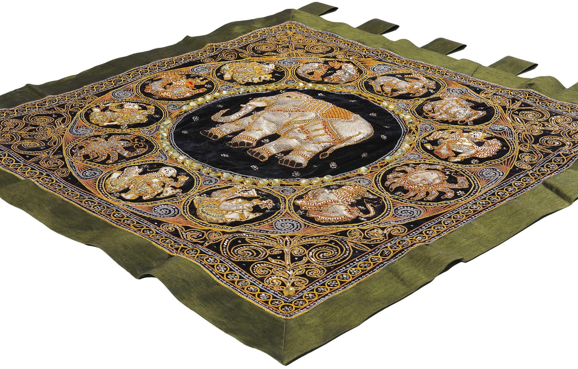 78841 Arazzo Kalaga con elefante birmano tailandese ricamato d'epoca, 03'07 x 03'09. Questo arazzo vintage birmano o thailandese Kalaga, un'opera d'arte tradizionale ricamata a mano nota per i suoi intricati disegni che spesso presentano motivi