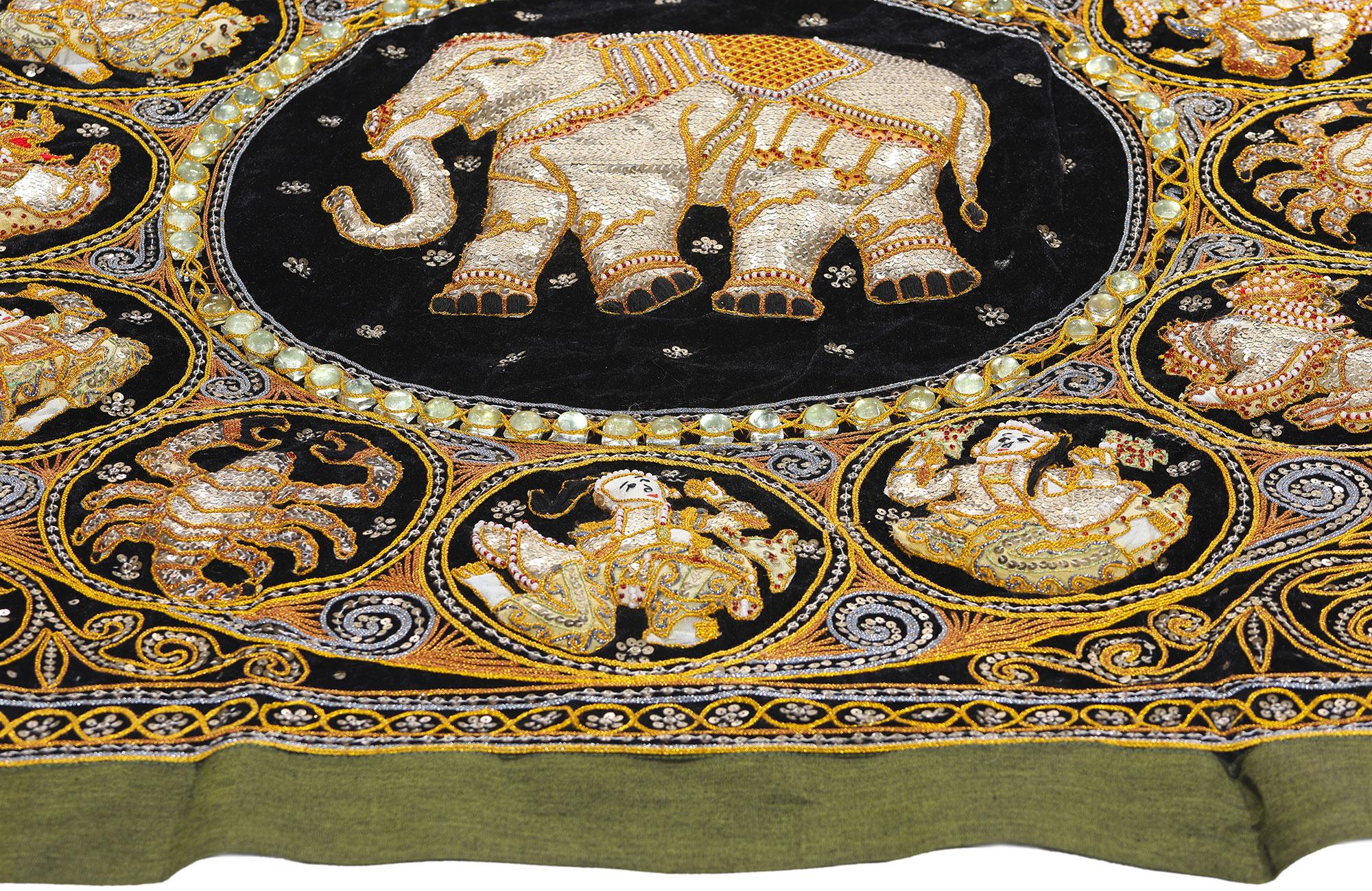 Moderno Arazzo da parete ricamato d'epoca con elefante birmano tailandese Kalaga in vendita