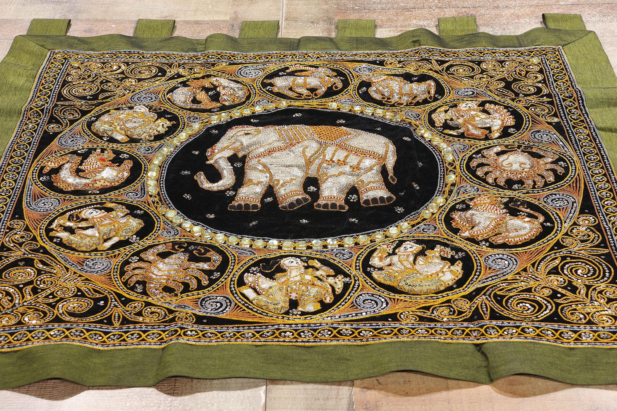 XX secolo Arazzo da parete ricamato d'epoca con elefante birmano tailandese Kalaga in vendita