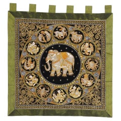 Arazzo da parete ricamato d'epoca con elefante birmano tailandese Kalaga