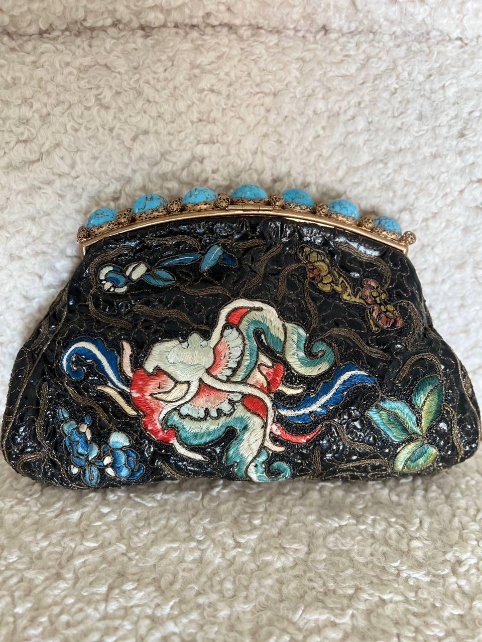 Vintage embroidered clutch bag In Good Condition For Sale In New York, NY