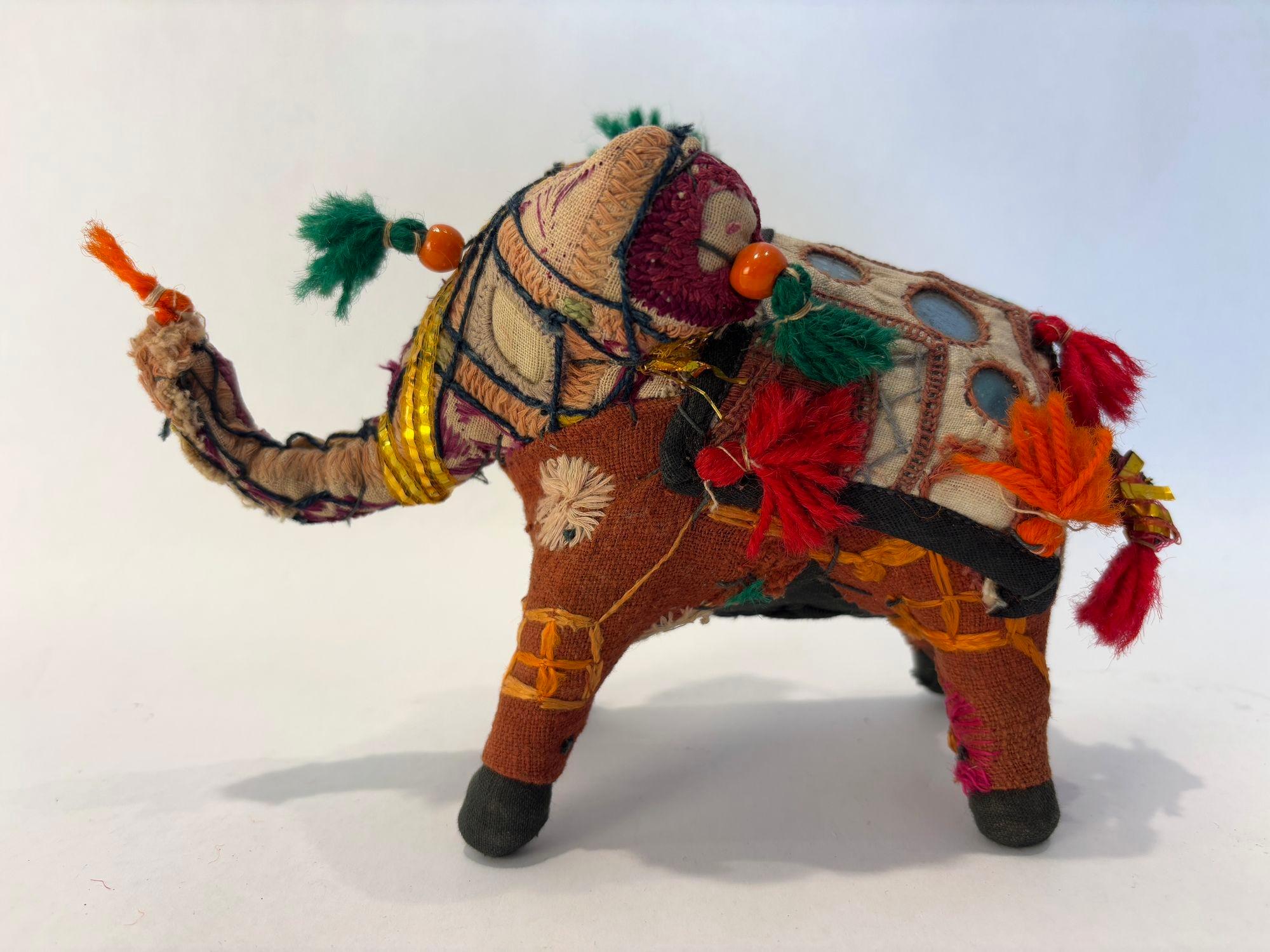 Elefante ricamato in cotone vintage Raj, India, 1950.
Elefante da collezione, unico nel suo genere, piccolo Anglo Raj vintage in cotone ricamato a mano.
Realizzato a mano nel Rajasthan, in India, utilizzando un tessuto vintage riciclato e colorato