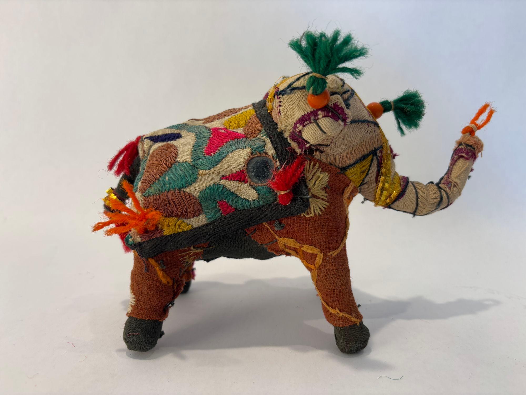 Anglo Raj Elefante ricamato d'epoca in cotone imbottito dall'India degli anni '50 in vendita