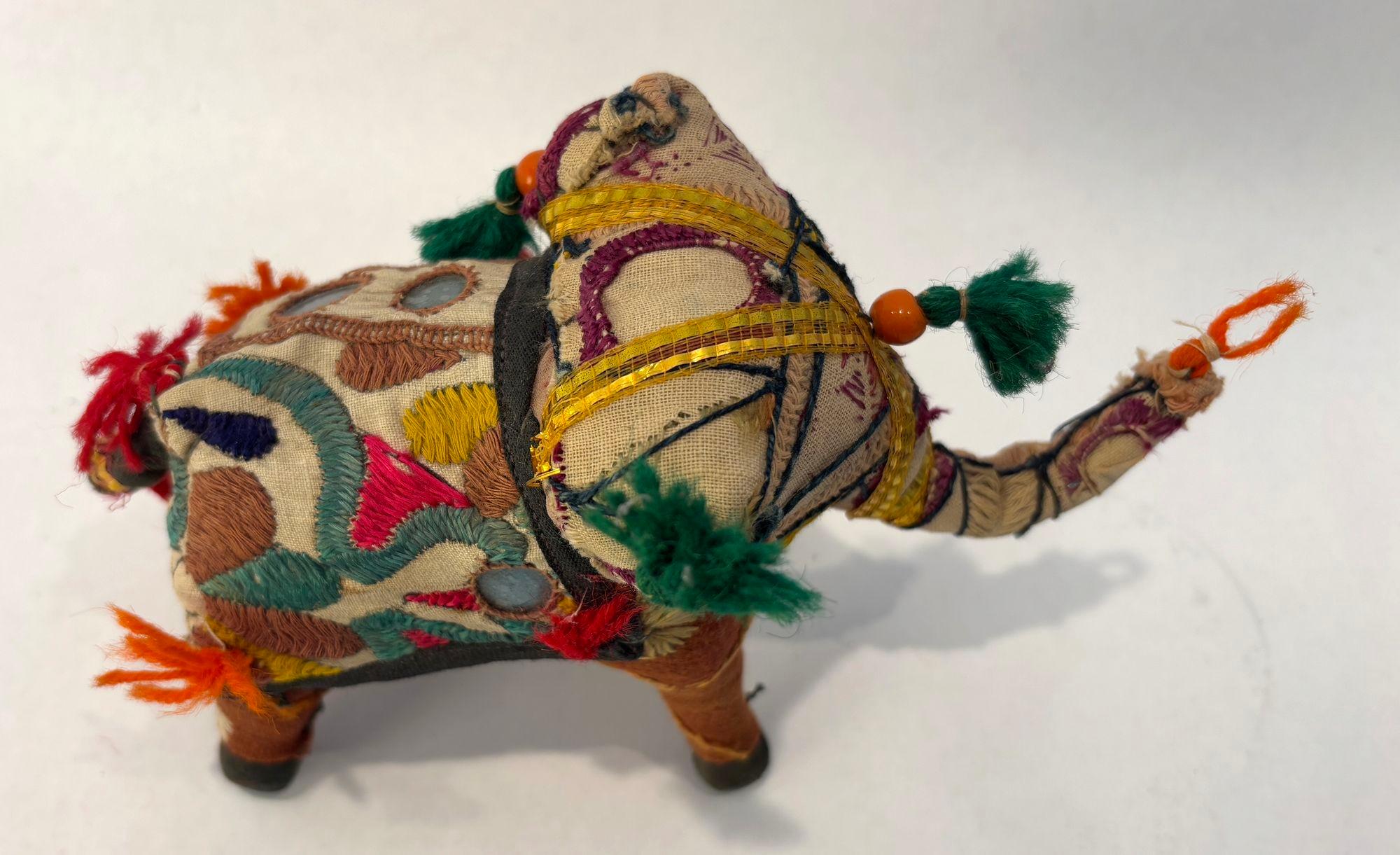 Indiano Elefante ricamato d'epoca in cotone imbottito dall'India degli anni '50 in vendita