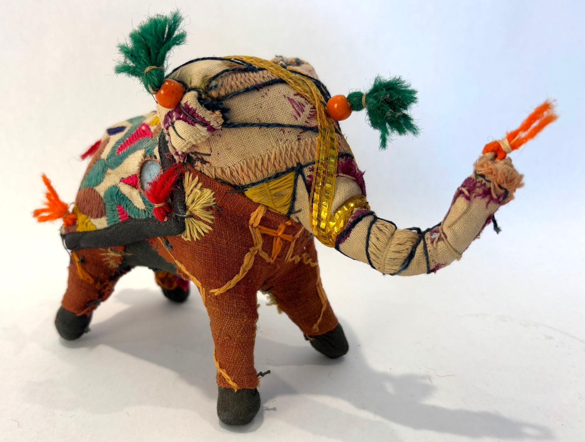 Elefante ricamato d'epoca in cotone imbottito dall'India degli anni '50 In condizioni buone in vendita a North Hollywood, CA
