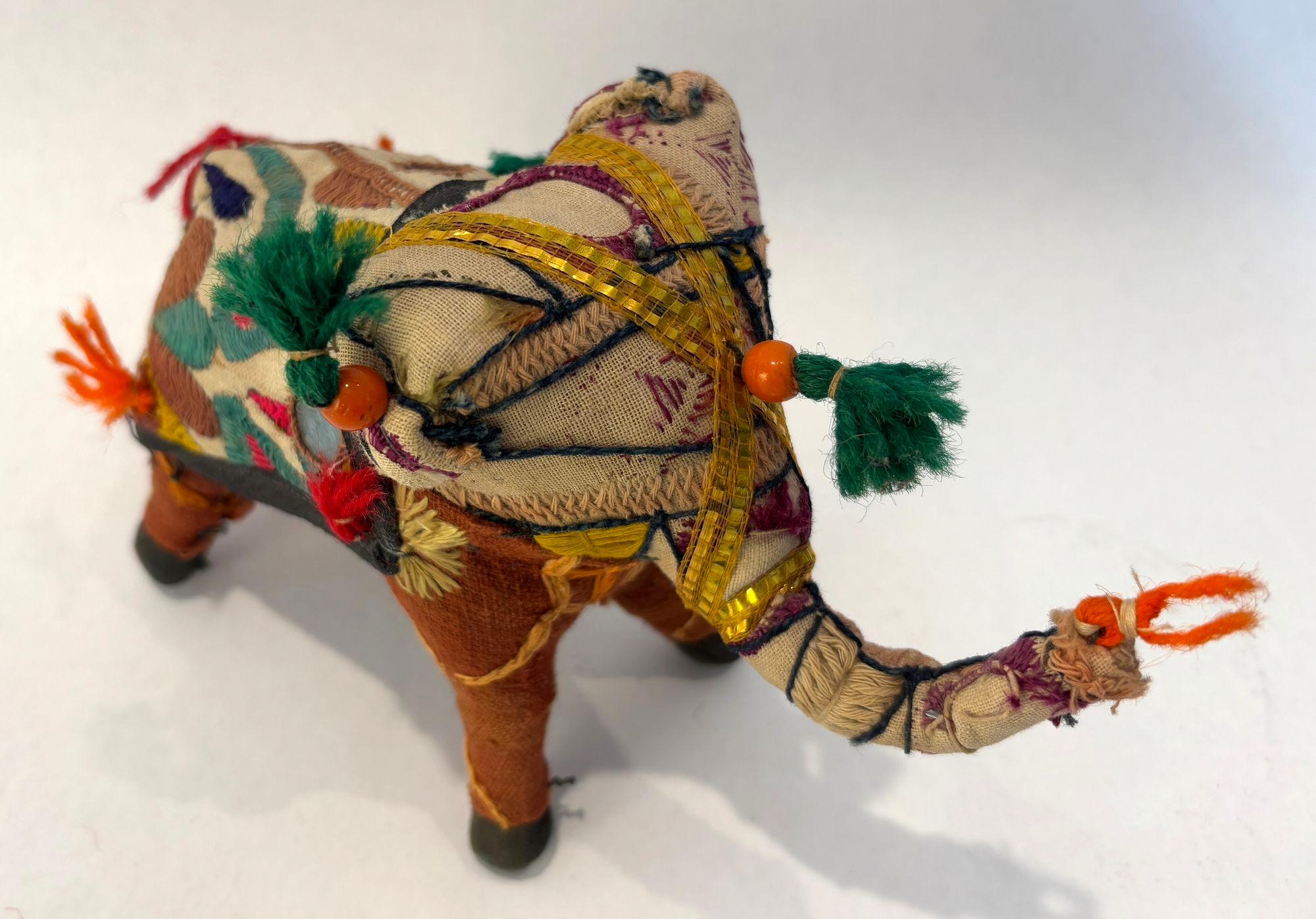 XX secolo Elefante ricamato d'epoca in cotone imbottito dall'India degli anni '50 in vendita