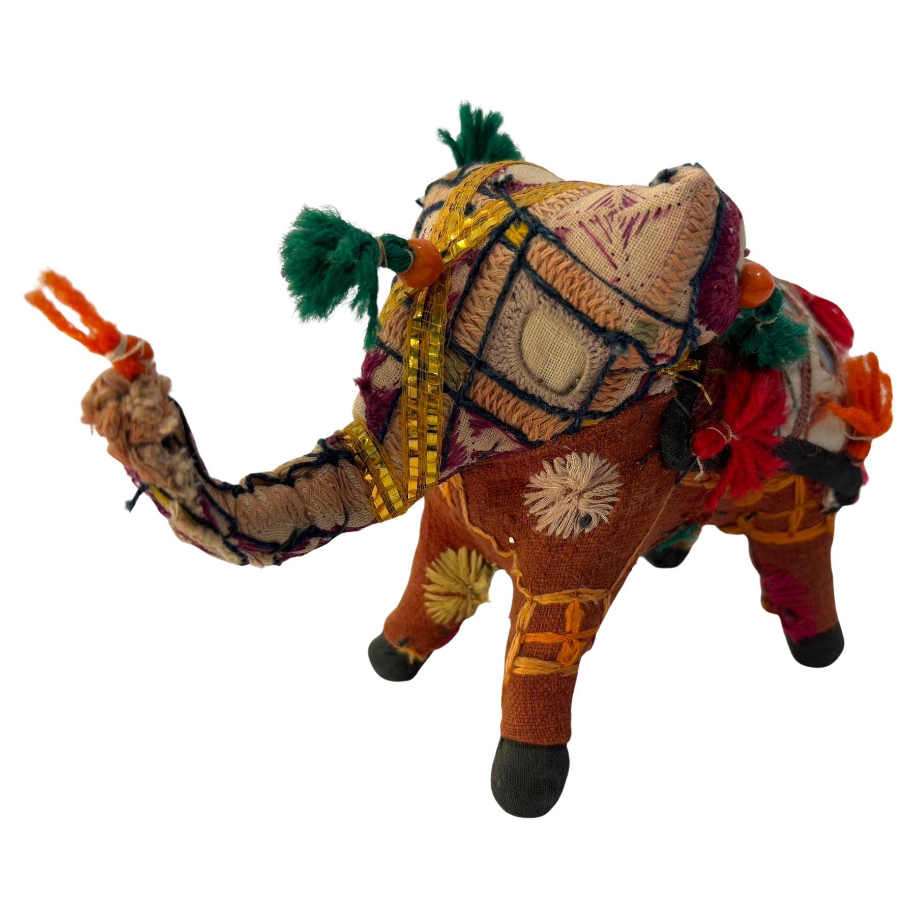 Juguete vintage de elefante bordado de algodón relleno de la India Años 50