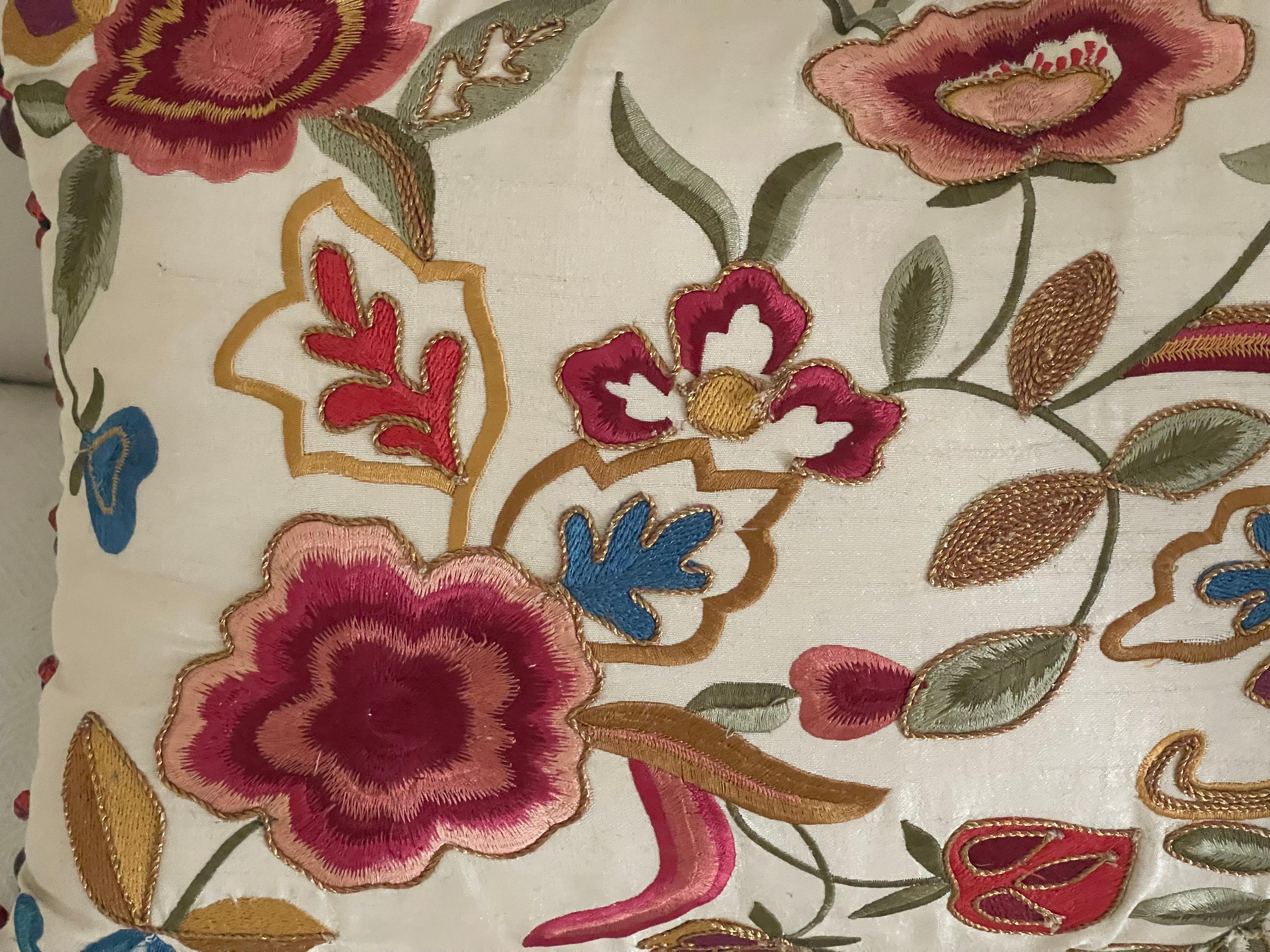Country Coussin lombaire vintage brodé de fleurs avec franges perlées en vente
