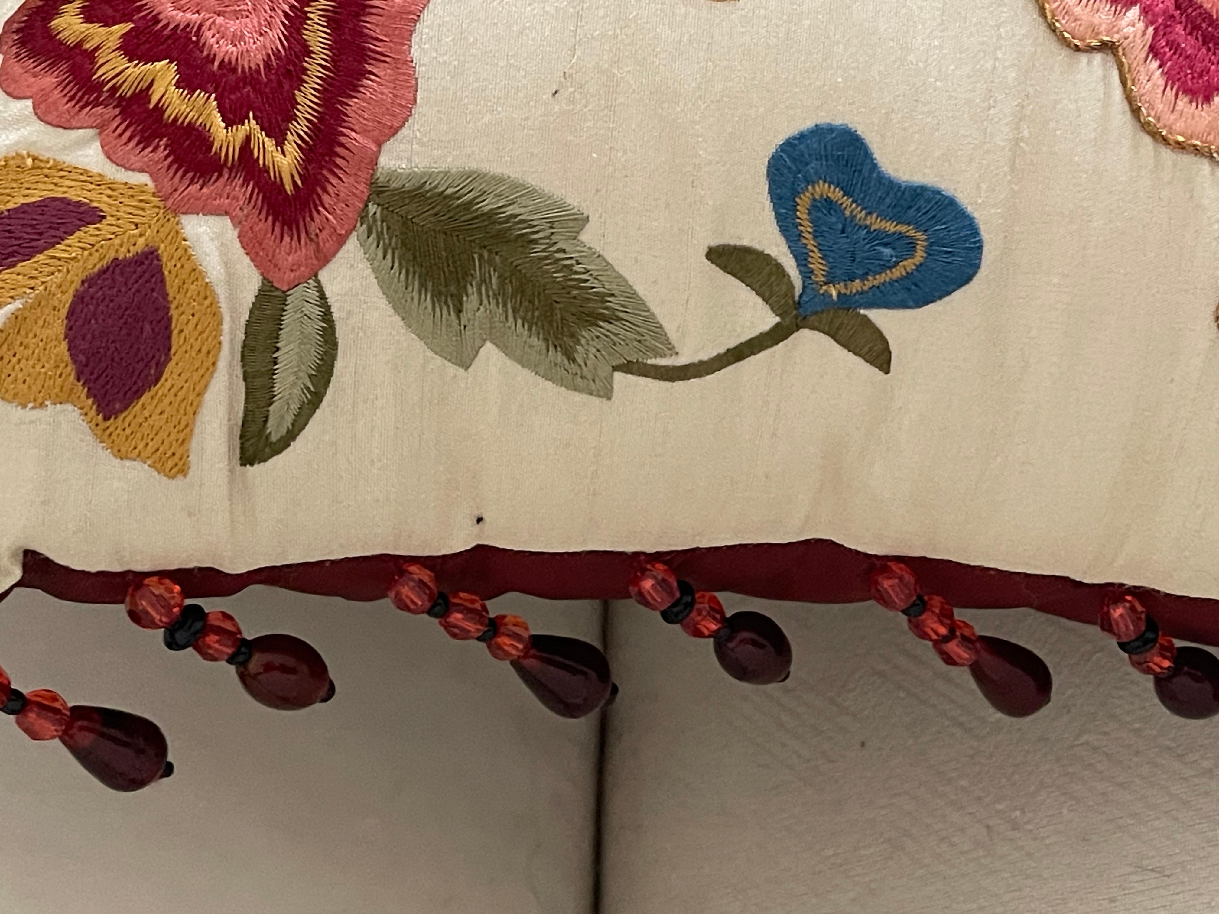 Américain Coussin lombaire vintage brodé de fleurs avec franges perlées en vente