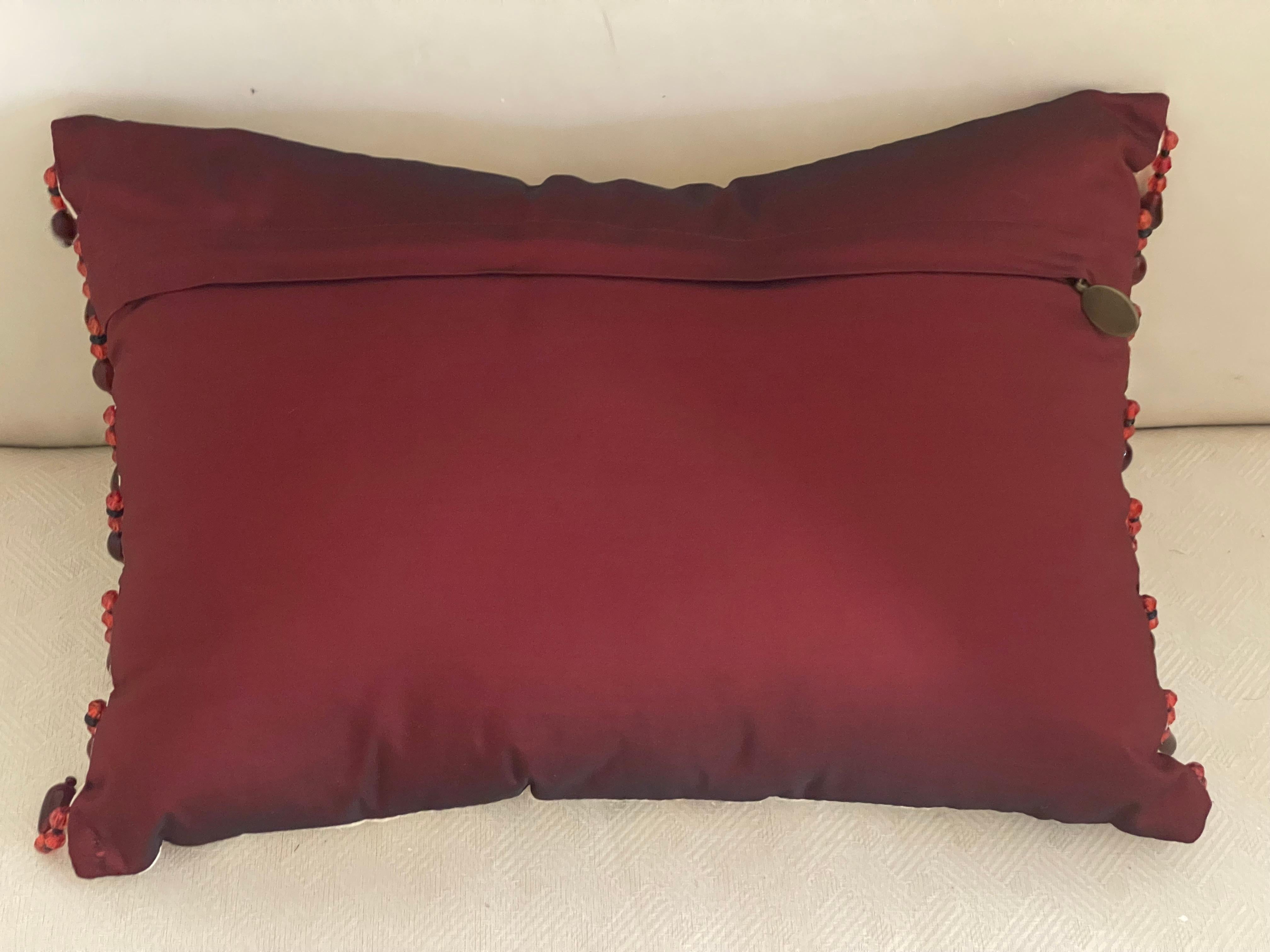 Brodé Coussin lombaire vintage brodé de fleurs avec franges perlées en vente