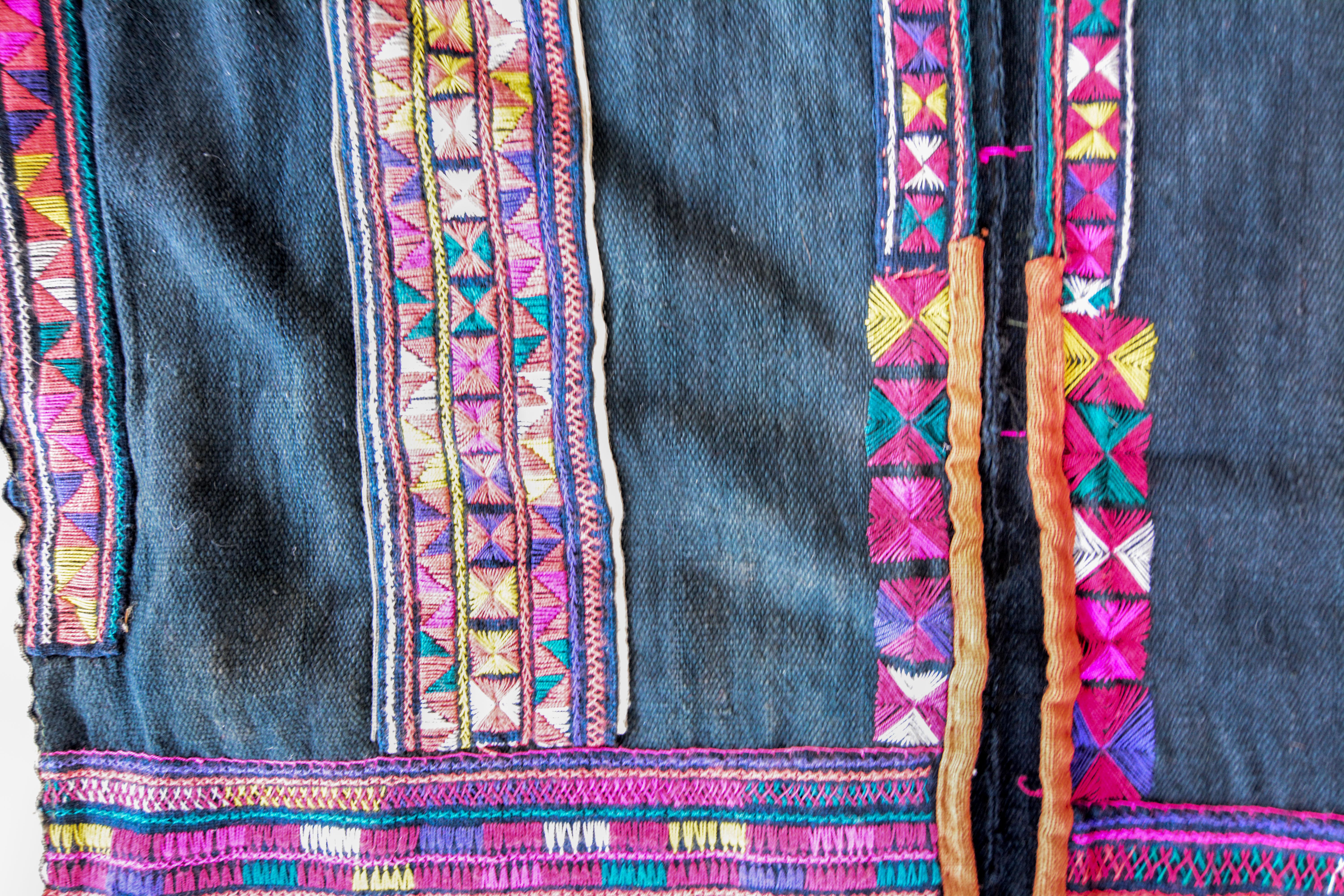 Veste brodée vintage de l'Akha de Thaïlande du Nord, milieu du 20e siècle 6