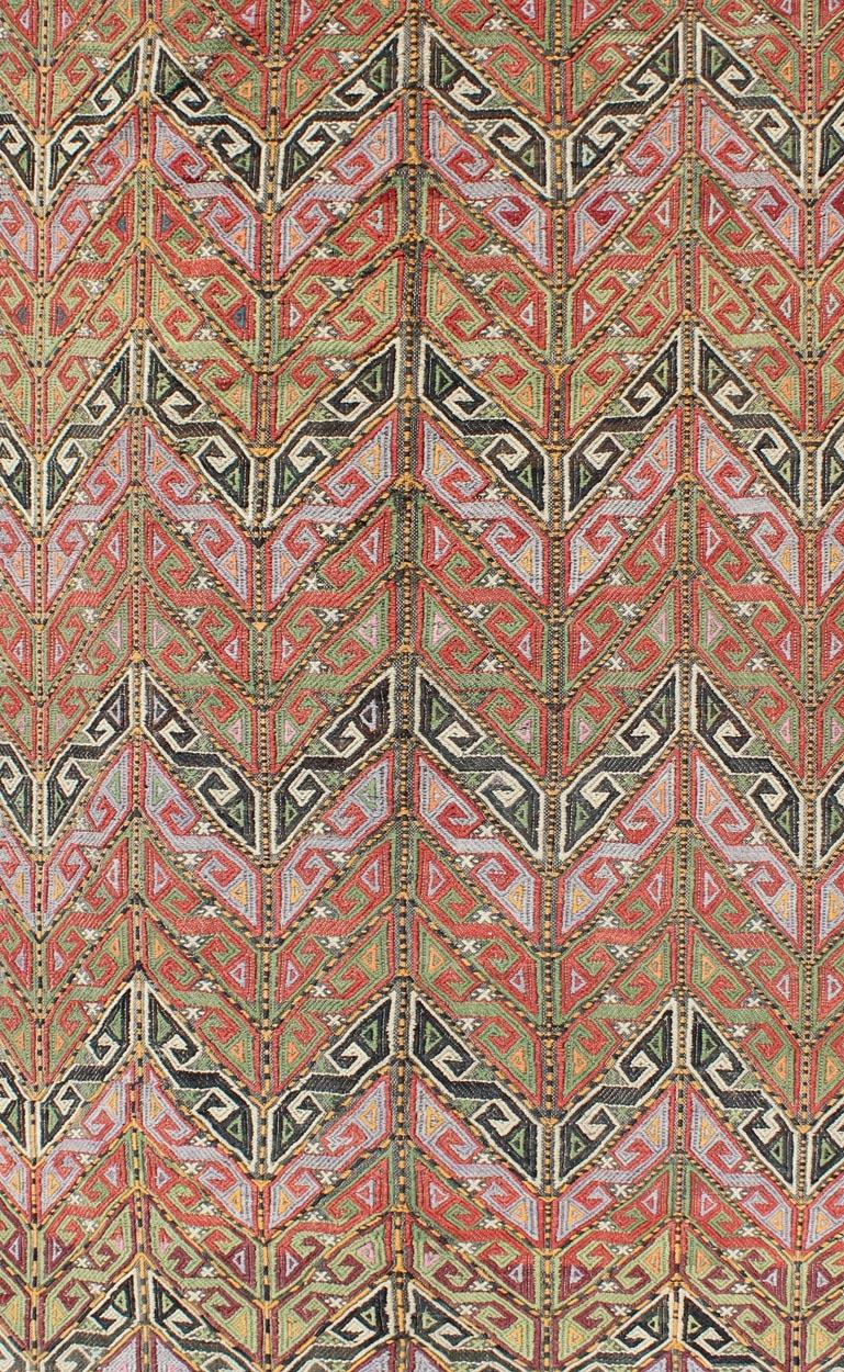 Bestickter Vintage Kilim Jajeem Teppich in Grün, Rot, Anthrazit, Blau und Lavendel (Kelim) im Angebot