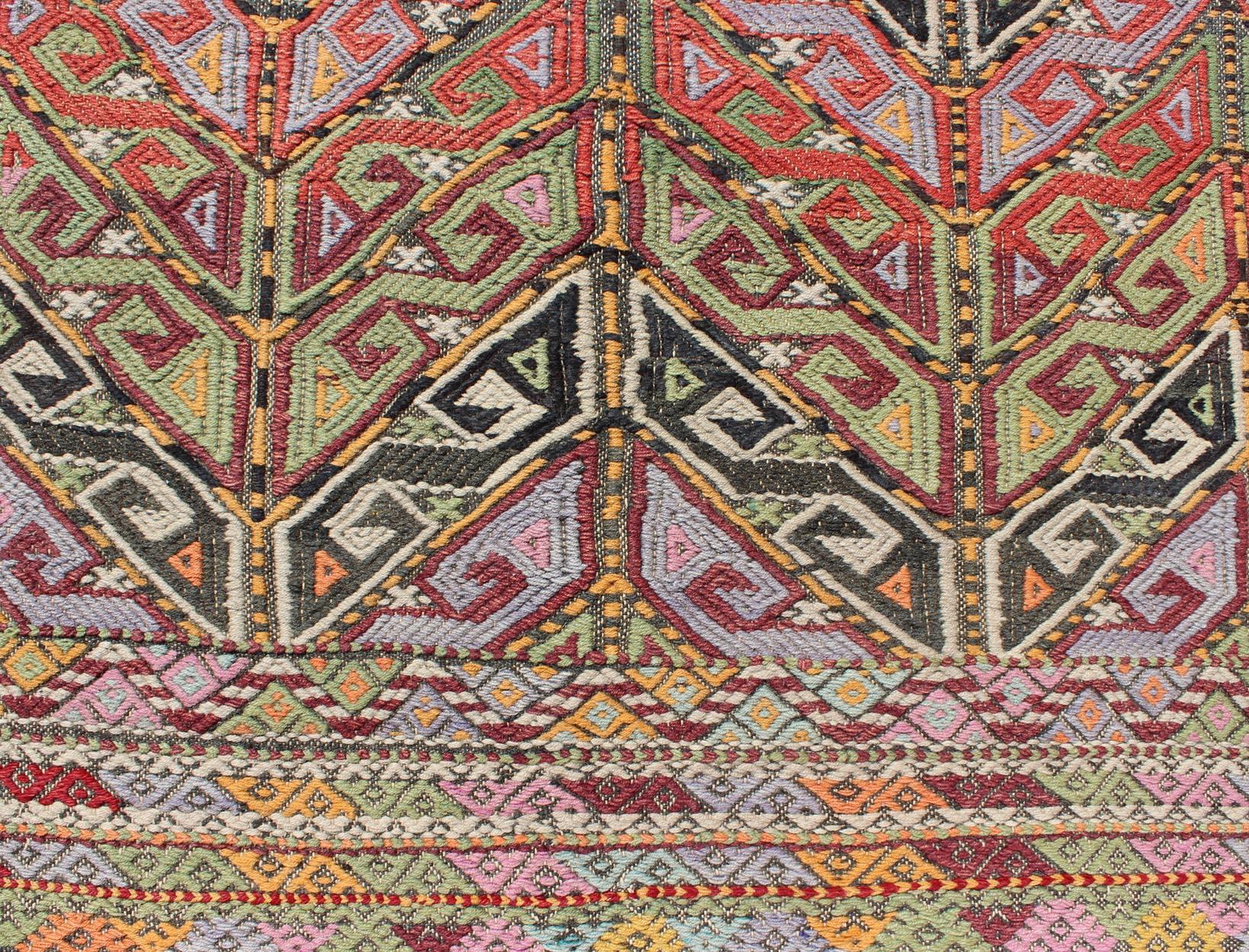 Bestickter Vintage Kilim Jajeem Teppich in Grün, Rot, Anthrazit, Blau und Lavendel (20. Jahrhundert) im Angebot