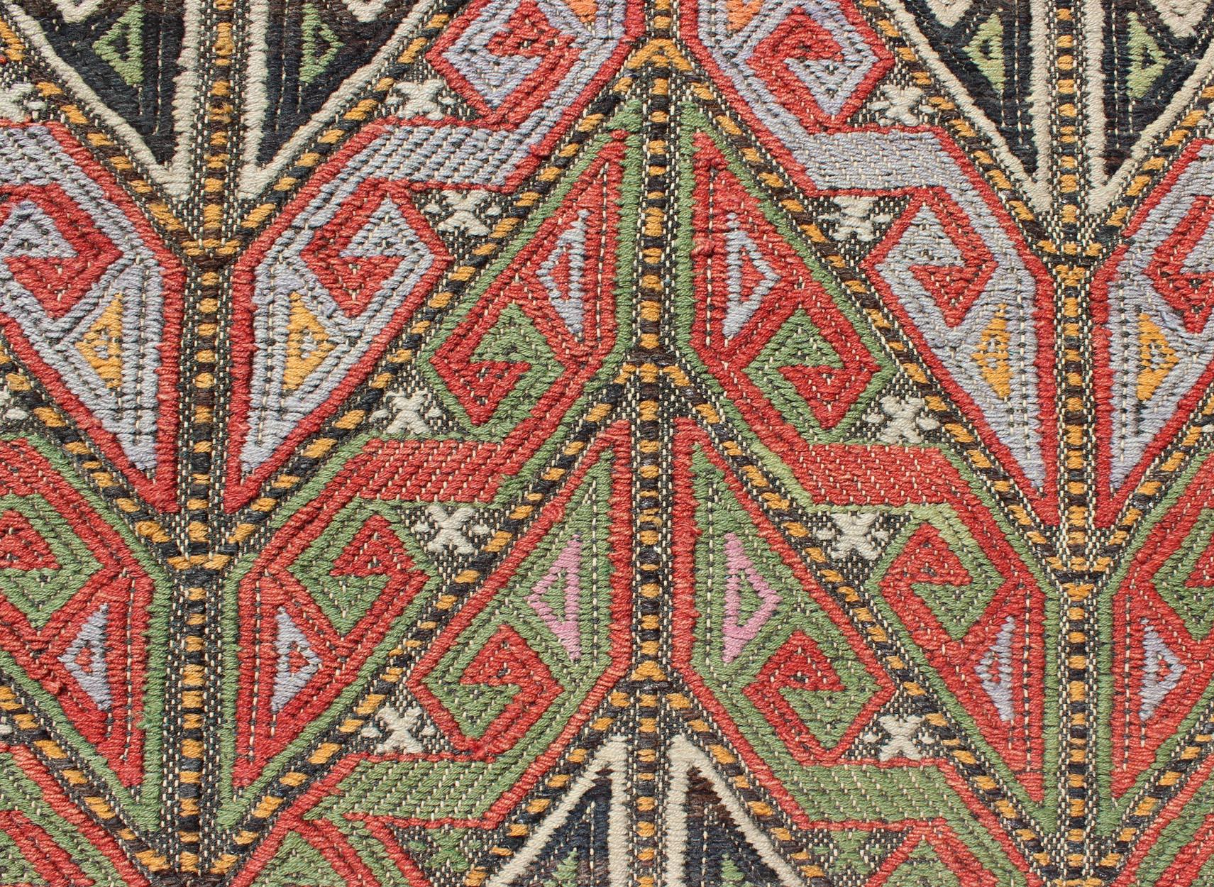 Bestickter Vintage Kilim Jajeem Teppich in Grün, Rot, Anthrazit, Blau und Lavendel im Angebot 1