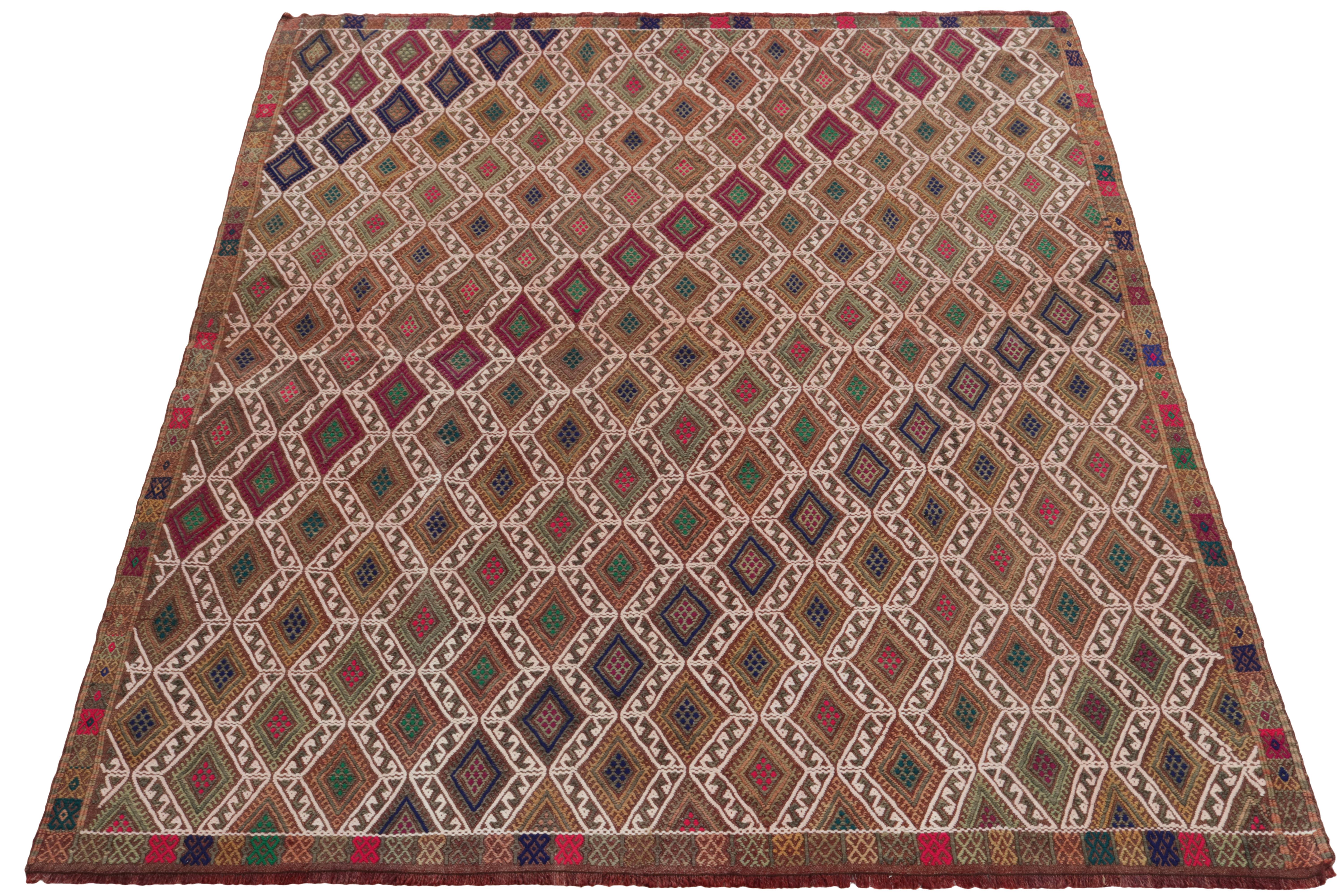 Dieser handgewebte Teppich aus feiner Wolle im Format 5x7 aus der Türkei (ca. 1950-1960) gehört zu unserer Kollektion Kilim & Flachgewebe. Das Vintage-Flachgewebe erfreut sich feiner Stickereien in Braun, Grün, Rosa, Wein und Weiß mit wunderschönen